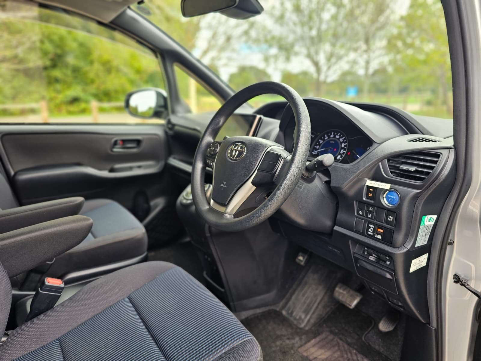 TOYOTA NOAH VOXY 1.8h Automatic CVT 7 Seater MPV Euro 6