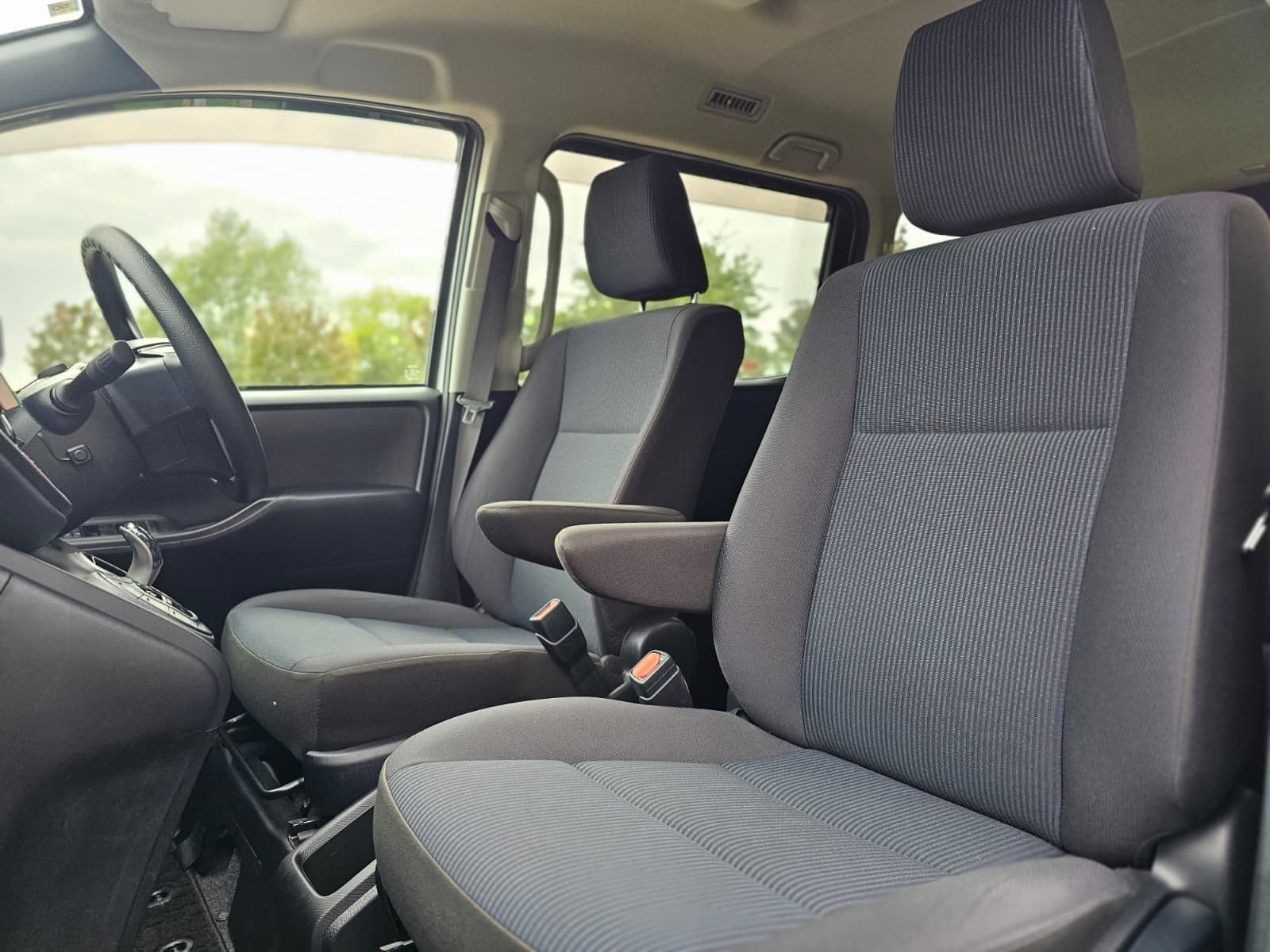 TOYOTA NOAH VOXY 1.8h Automatic CVT 7 Seater MPV Euro 6