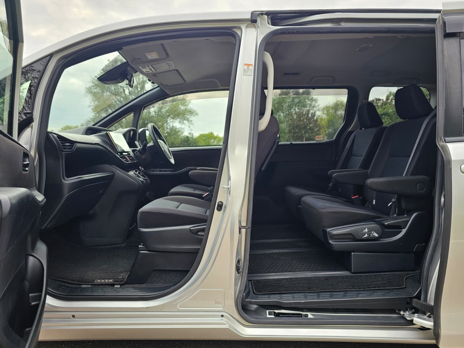 TOYOTA NOAH VOXY 1.8h Automatic CVT 7 Seater MPV Euro 6