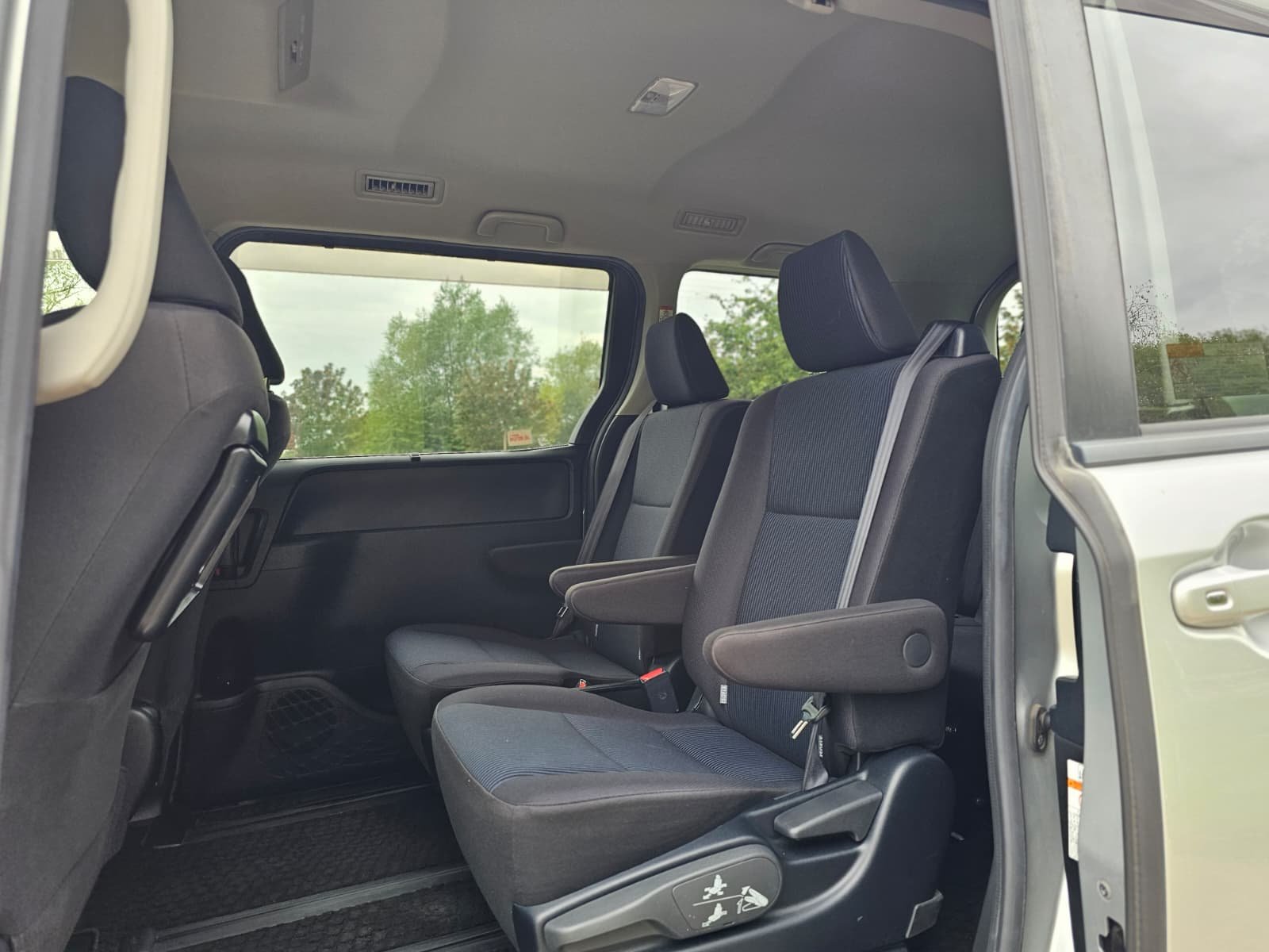 TOYOTA NOAH VOXY 1.8h Automatic CVT 7 Seater MPV Euro 6