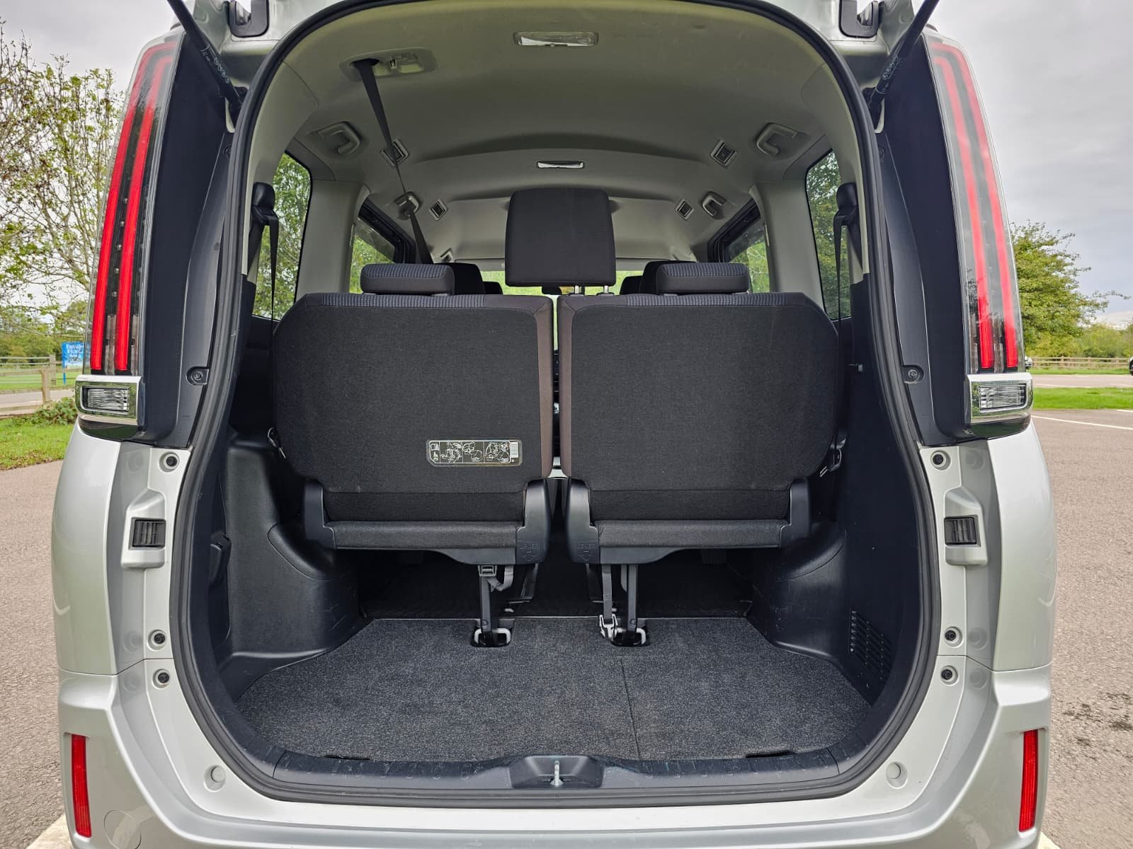 TOYOTA NOAH VOXY 1.8h Automatic CVT 7 Seater MPV Euro 6