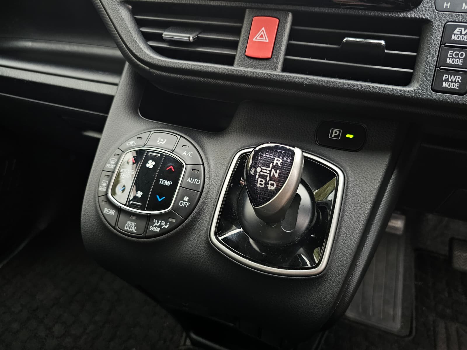 TOYOTA NOAH VOXY 1.8h Automatic CVT 7 Seater MPV Euro 6