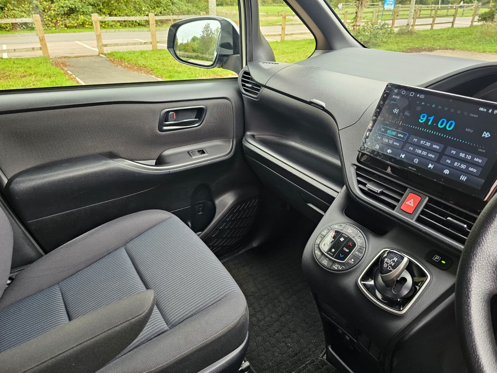 TOYOTA NOAH VOXY 1.8h Automatic CVT 7 Seater MPV Euro 6