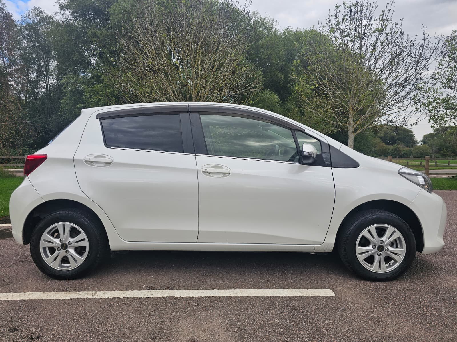 TOYOTA VITZ YARIS Jewela 1.3L Automatic CVT 4WD Hatchback