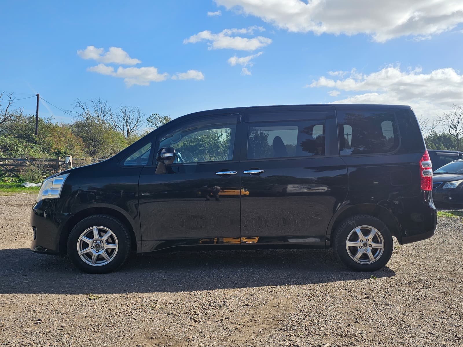 TOYOTA NOAH Voxy X 2.0L Automatic CVT 7 Seater MPV