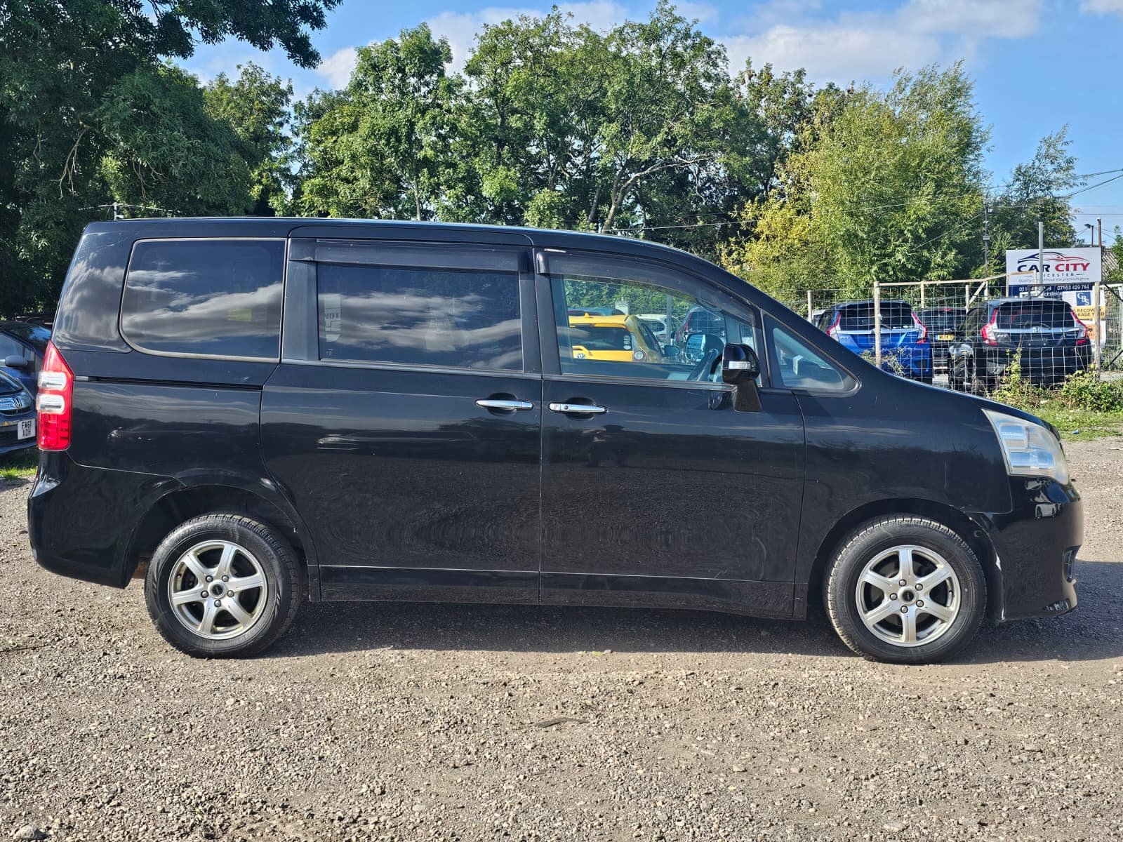 TOYOTA NOAH Voxy X 2.0L Automatic CVT 7 Seater MPV