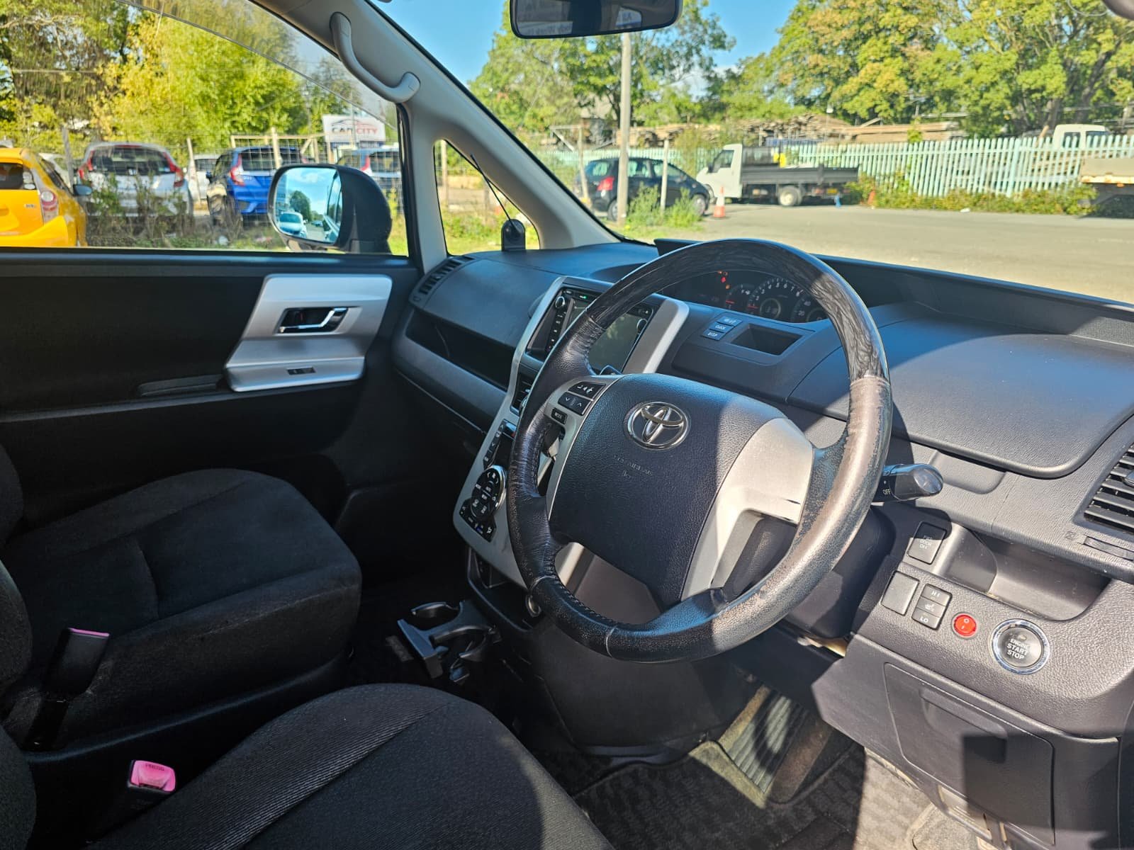 TOYOTA NOAH Voxy X 2.0L Automatic CVT 7 Seater MPV