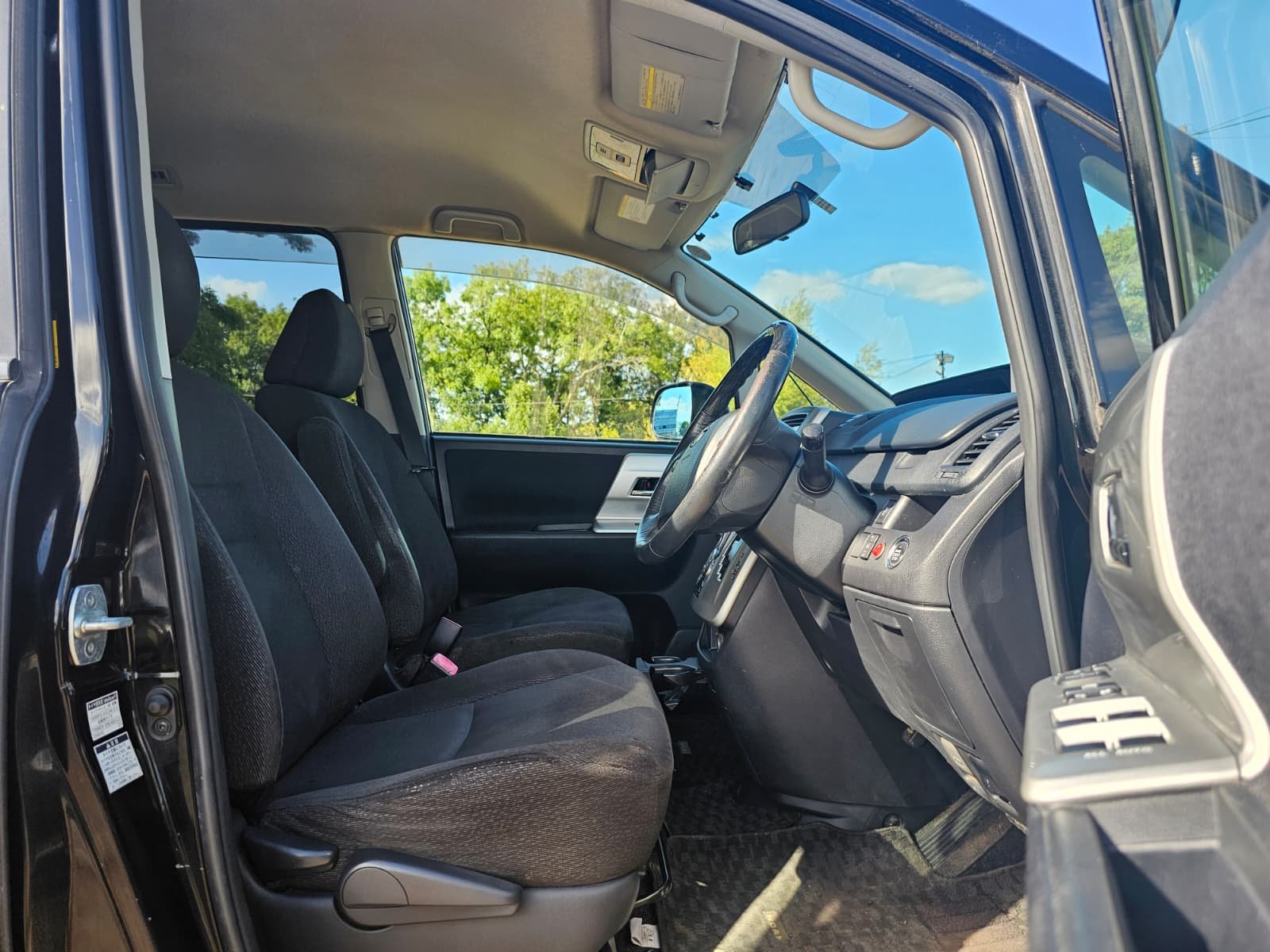 TOYOTA NOAH Voxy X 2.0L Automatic CVT 7 Seater MPV