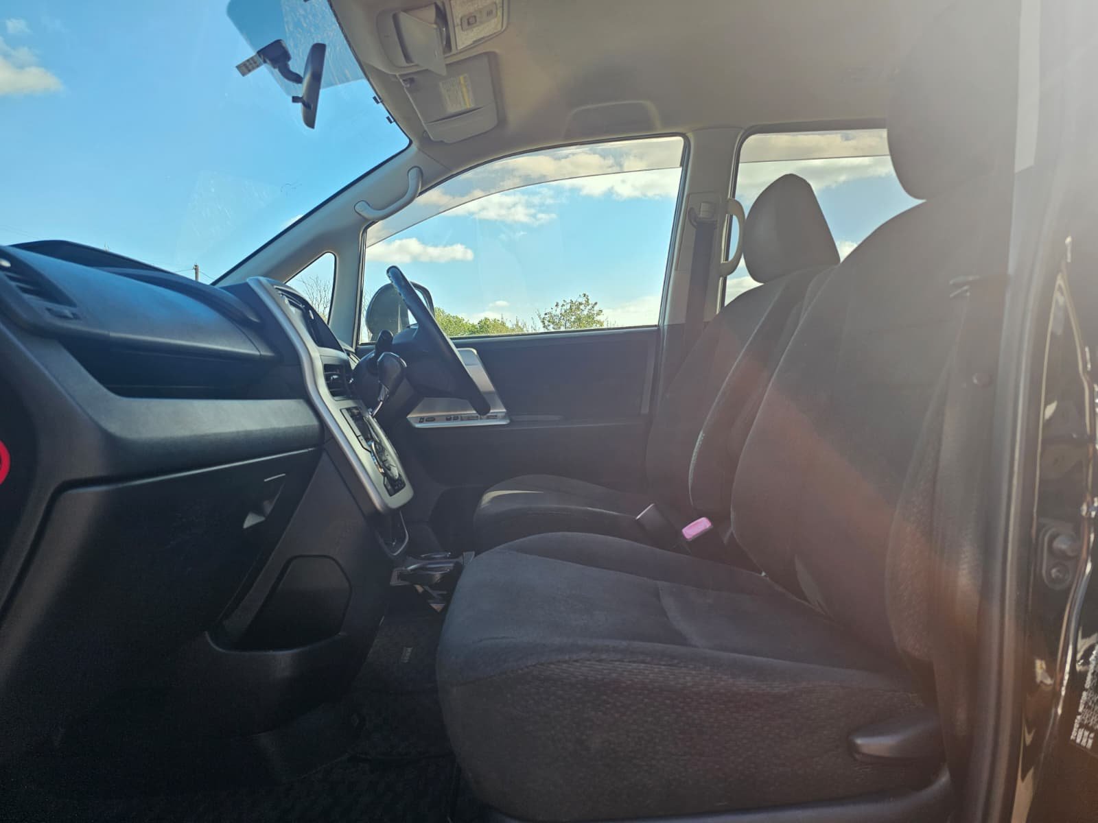 TOYOTA NOAH Voxy X 2.0L Automatic CVT 7 Seater MPV
