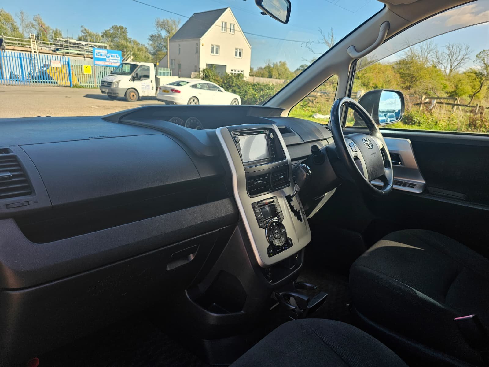 TOYOTA NOAH Voxy X 2.0L Automatic CVT 7 Seater MPV