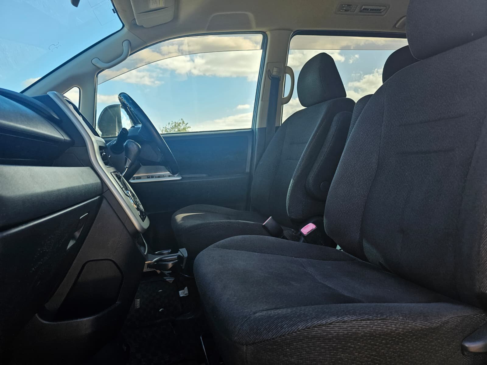 TOYOTA NOAH Voxy X 2.0L Automatic CVT 7 Seater MPV