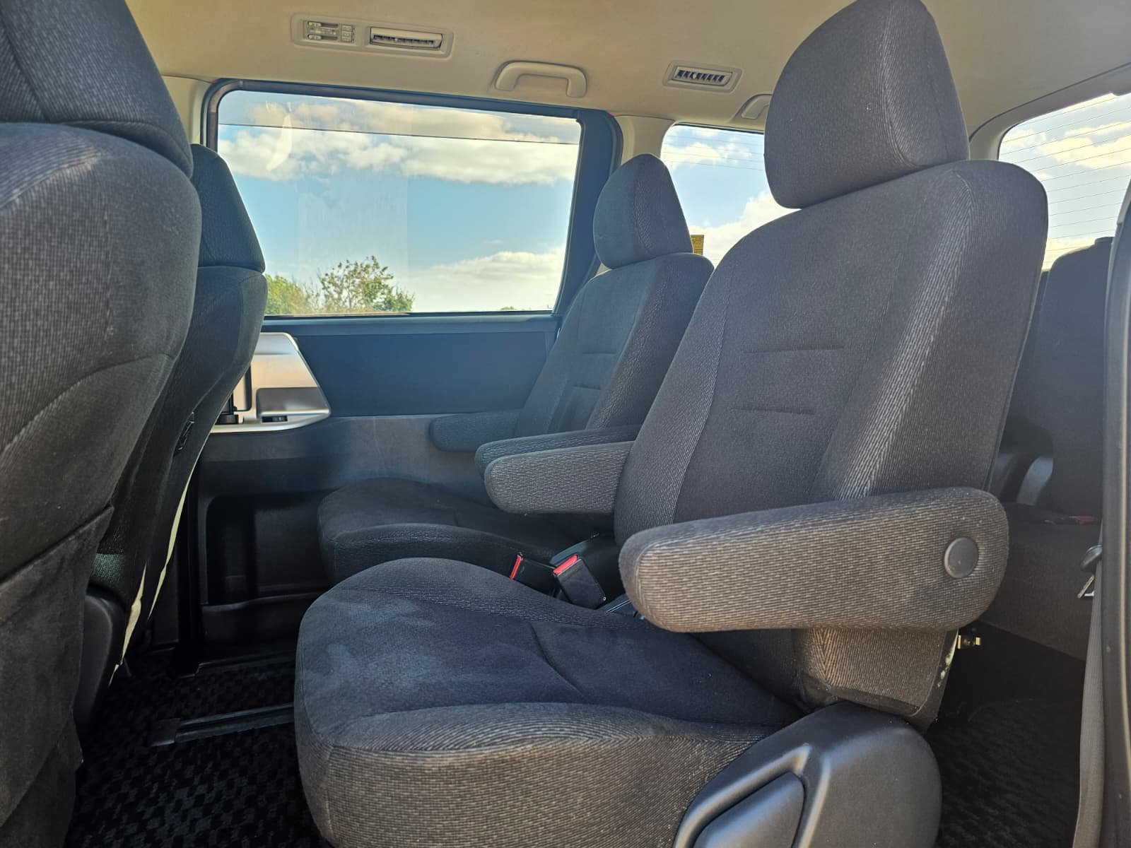 TOYOTA NOAH Voxy X 2.0L Automatic CVT 7 Seater MPV