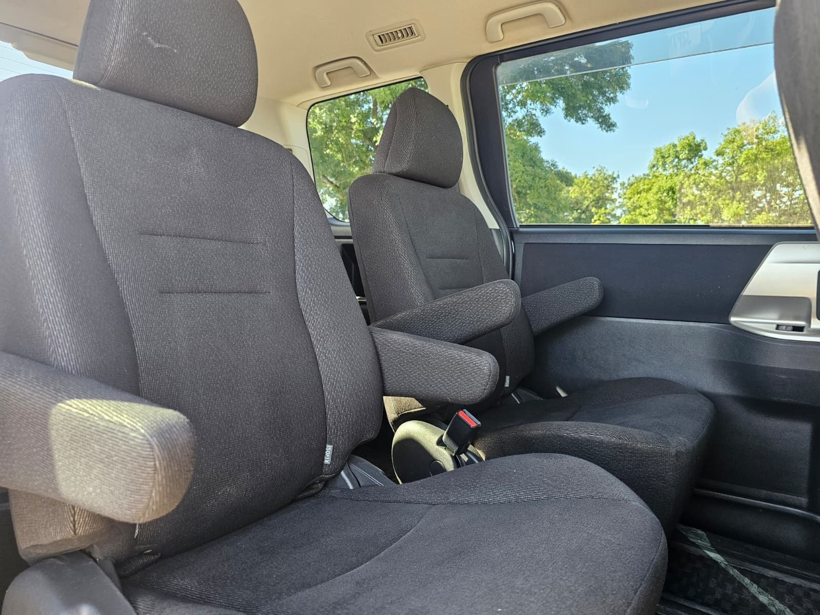 TOYOTA NOAH Voxy X 2.0L Automatic CVT 7 Seater MPV