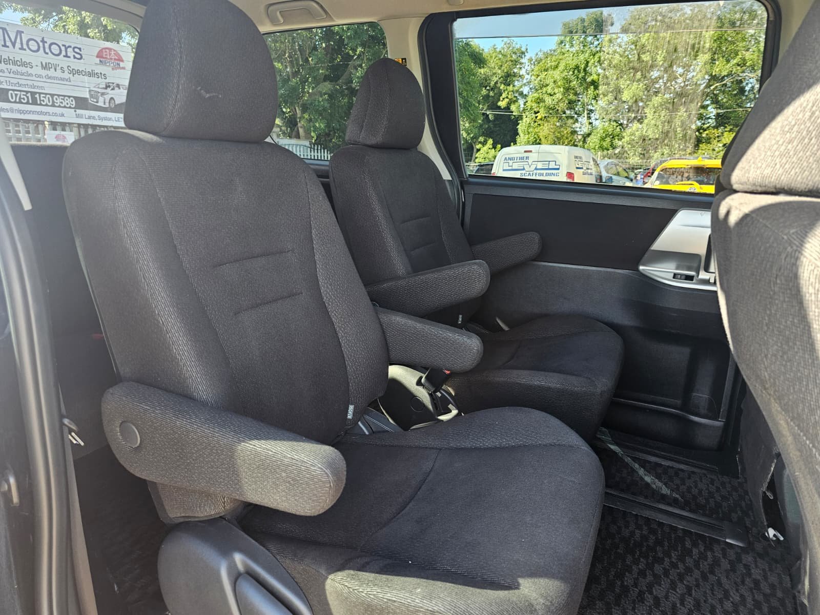 TOYOTA NOAH Voxy X 2.0L Automatic CVT 7 Seater MPV