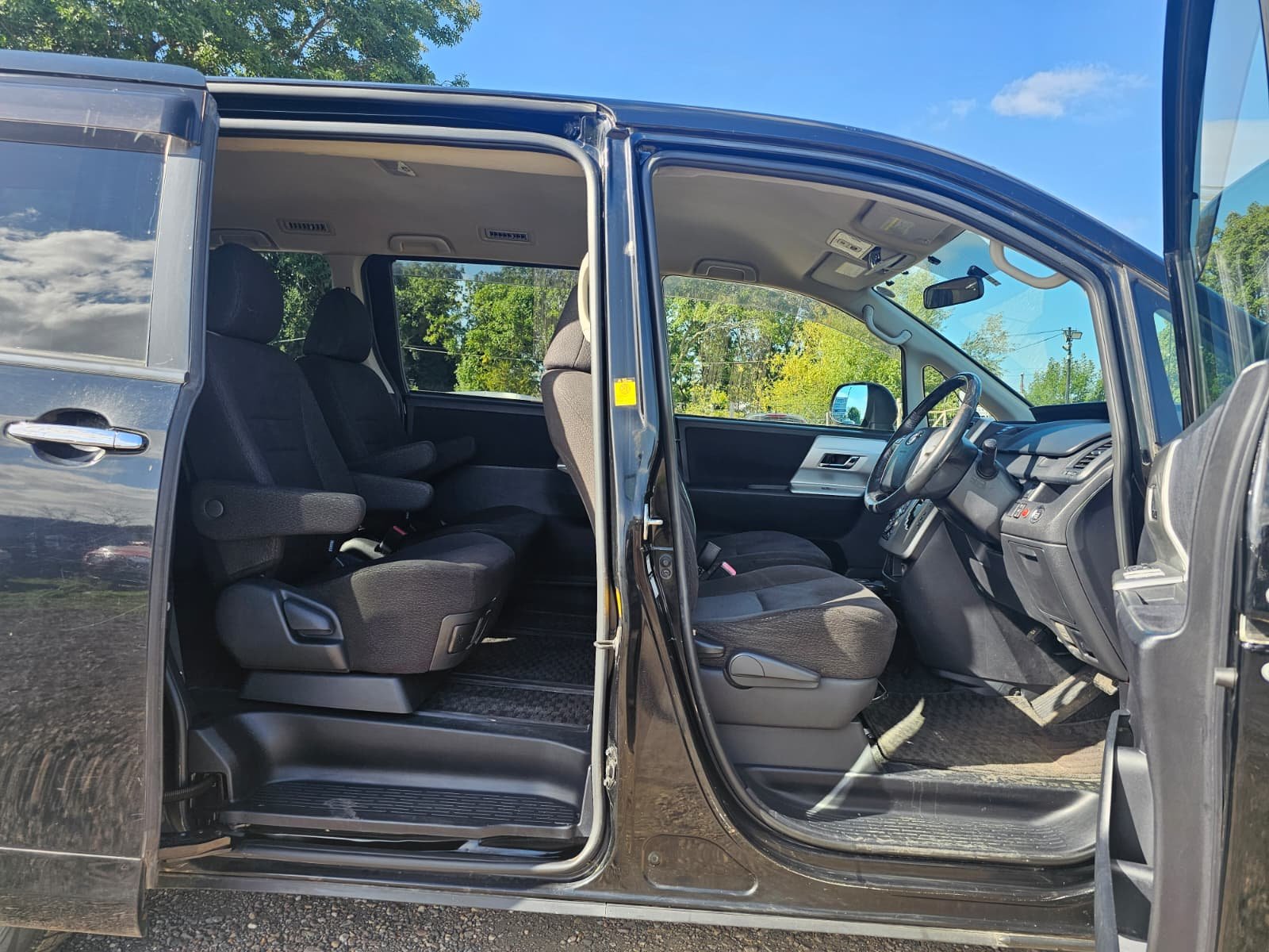 TOYOTA NOAH Voxy X 2.0L Automatic CVT 7 Seater MPV