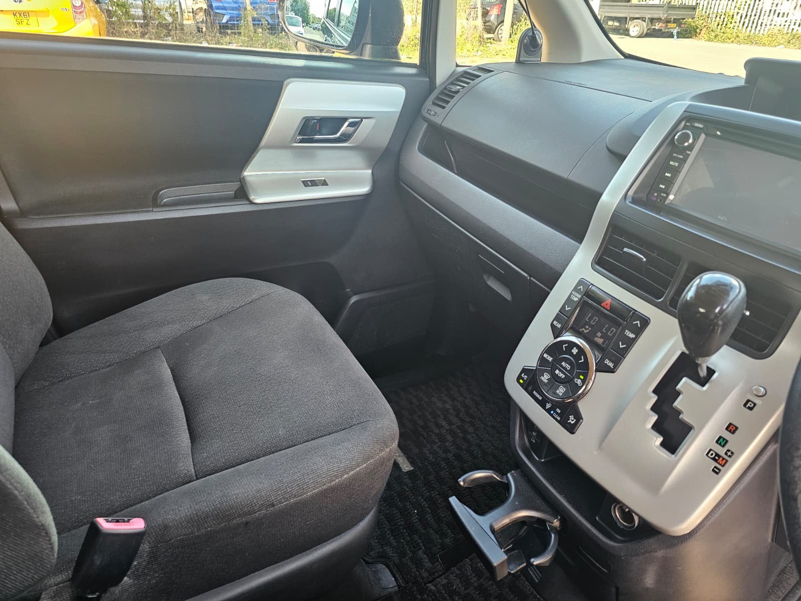 TOYOTA NOAH Voxy X 2.0L Automatic CVT 7 Seater MPV