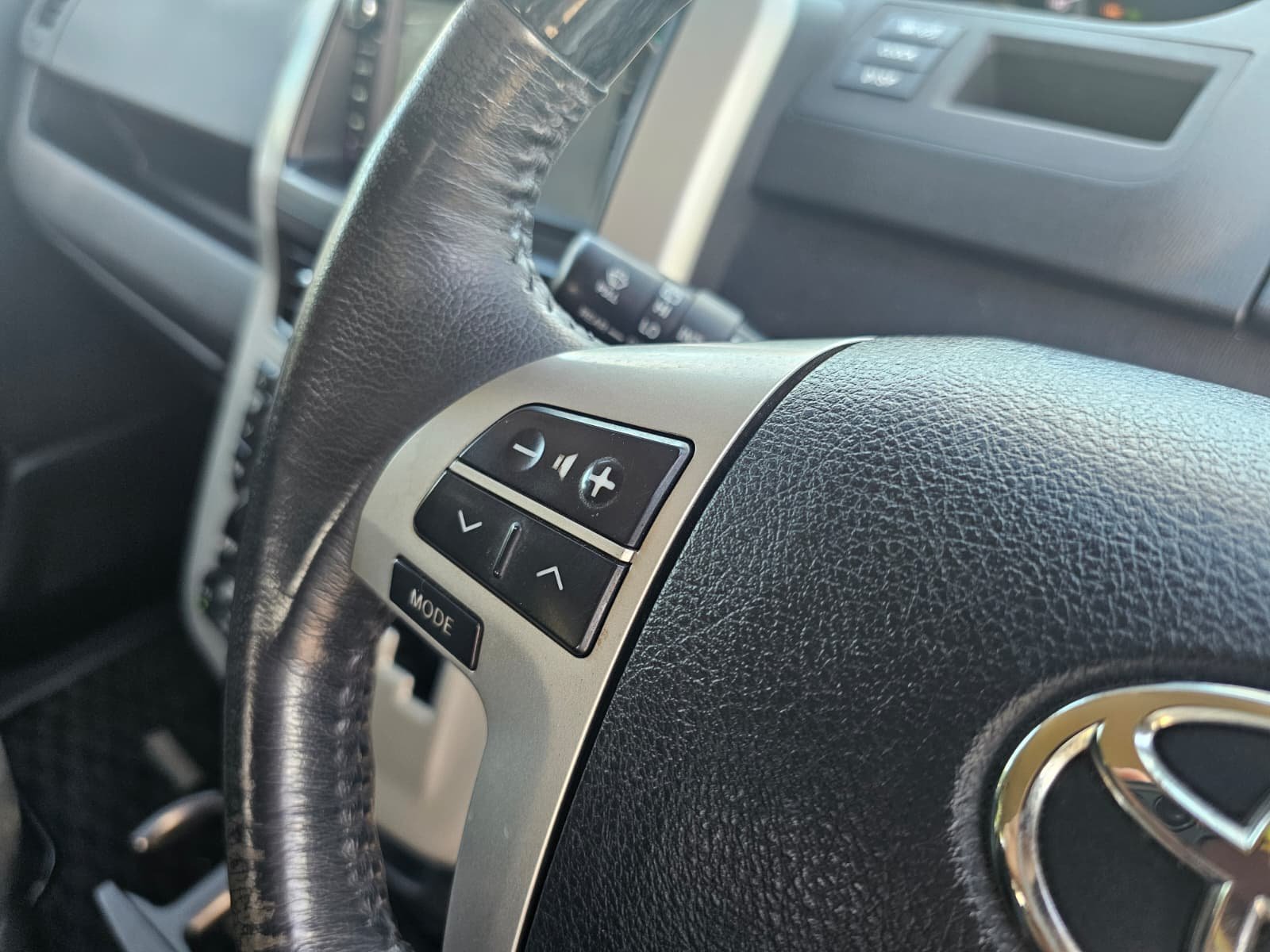 TOYOTA NOAH Voxy X 2.0L Automatic CVT 7 Seater MPV