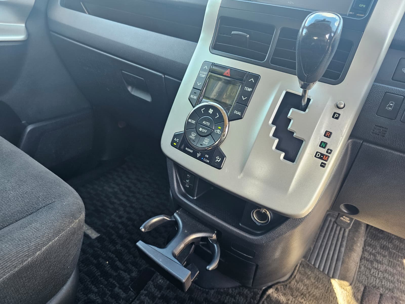TOYOTA NOAH Voxy X 2.0L Automatic CVT 7 Seater MPV