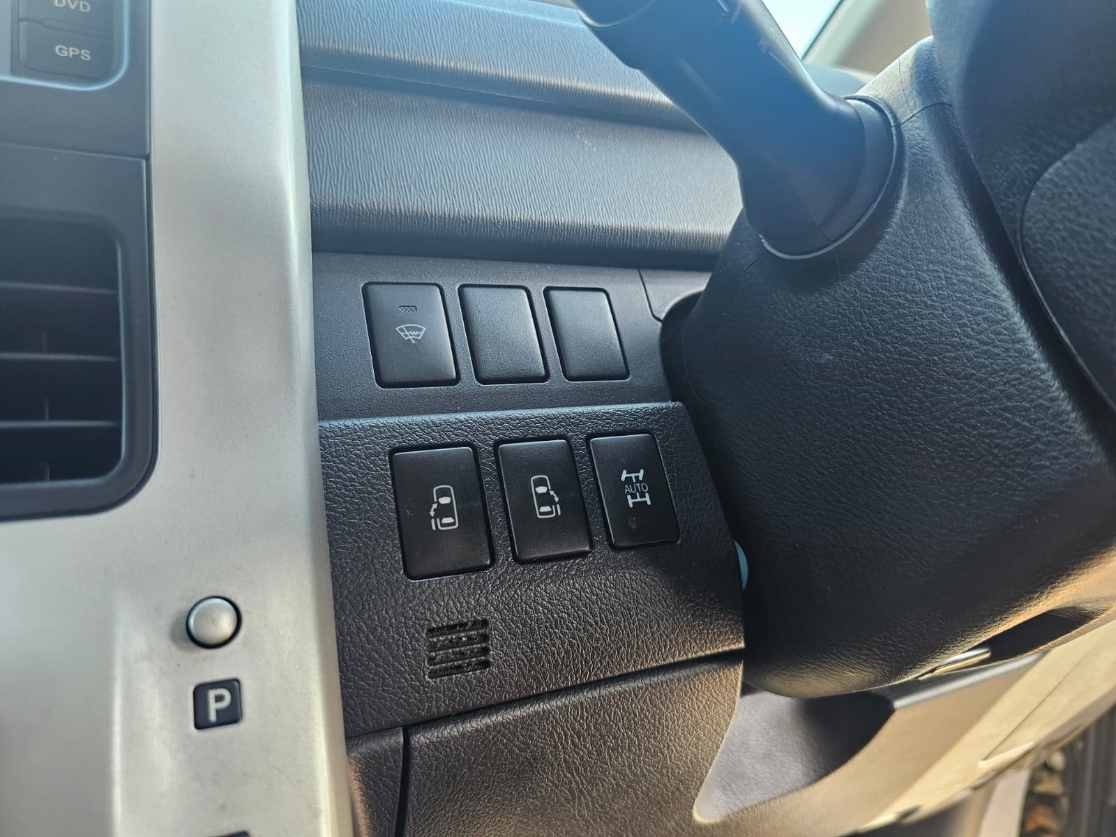 TOYOTA NOAH Voxy X 2.0L Automatic CVT 7 Seater MPV