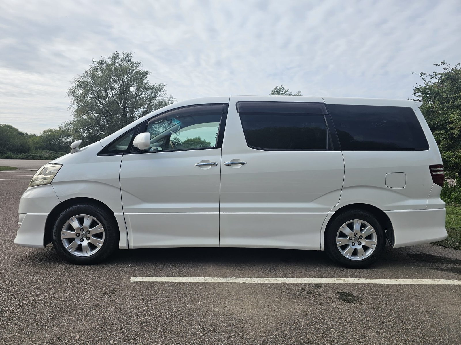 TOYOTA ALPHARD 2.4L Auto CVT 8 Swivle Seater MPV