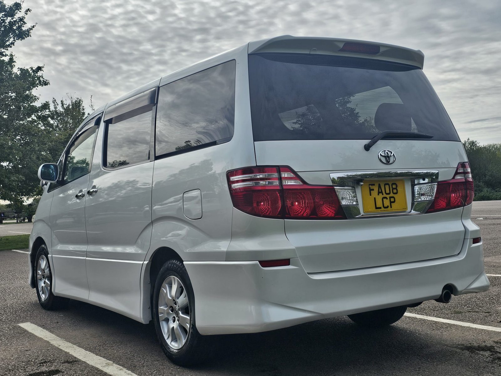 TOYOTA ALPHARD 2.4L Auto CVT 8 Swivle Seater MPV