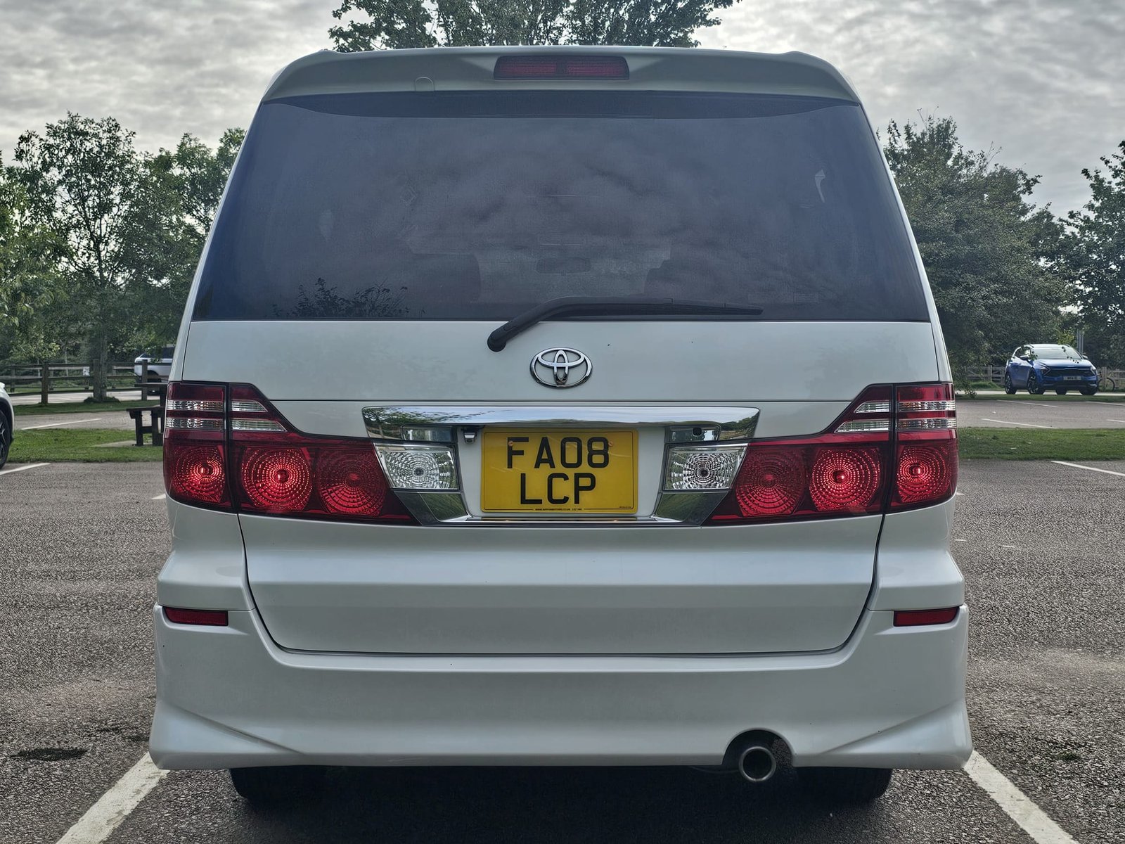 TOYOTA ALPHARD 2.4L Auto CVT 8 Swivle Seater MPV
