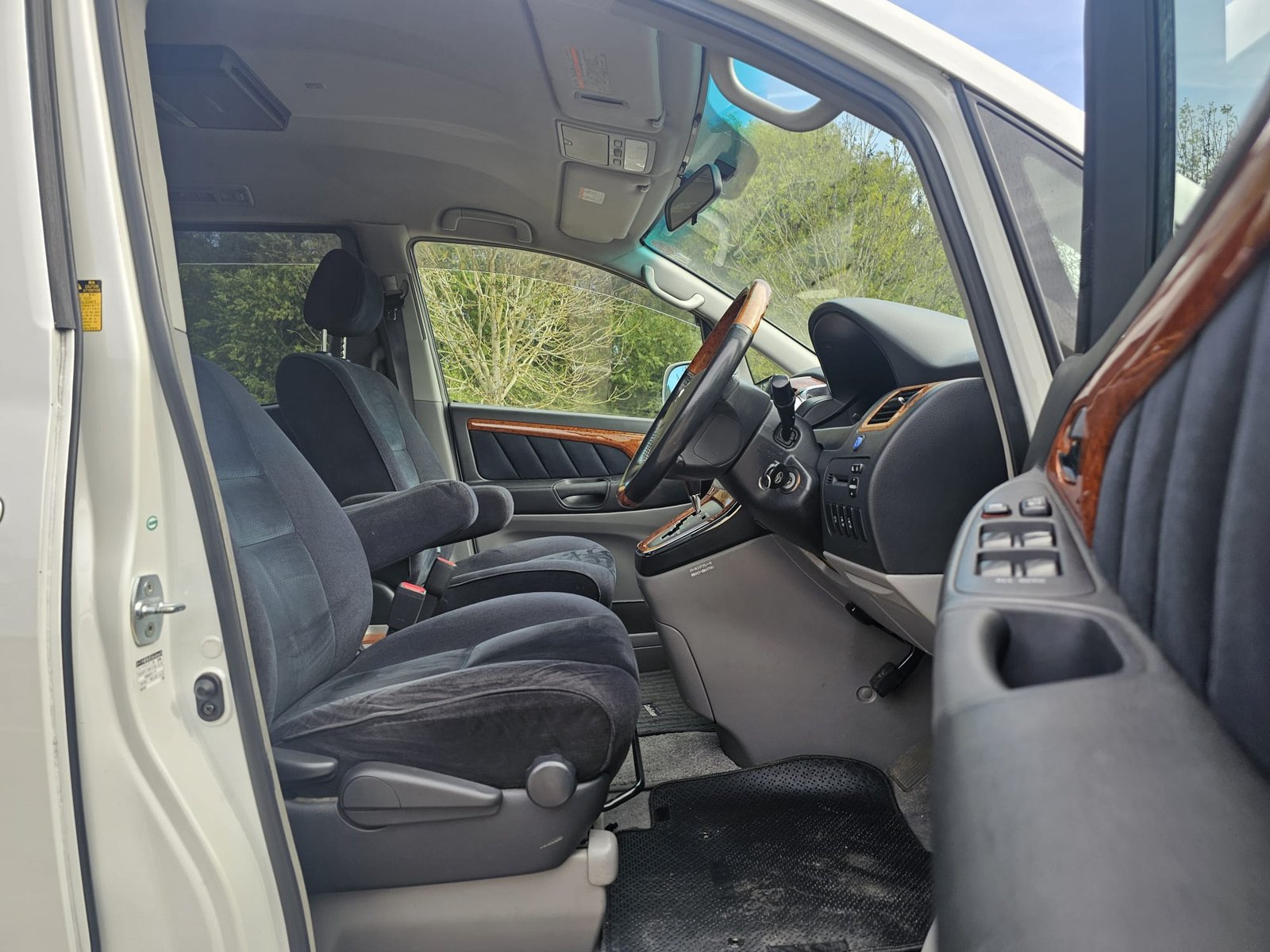 TOYOTA ALPHARD 2.4L Auto CVT 8 Swivle Seater MPV