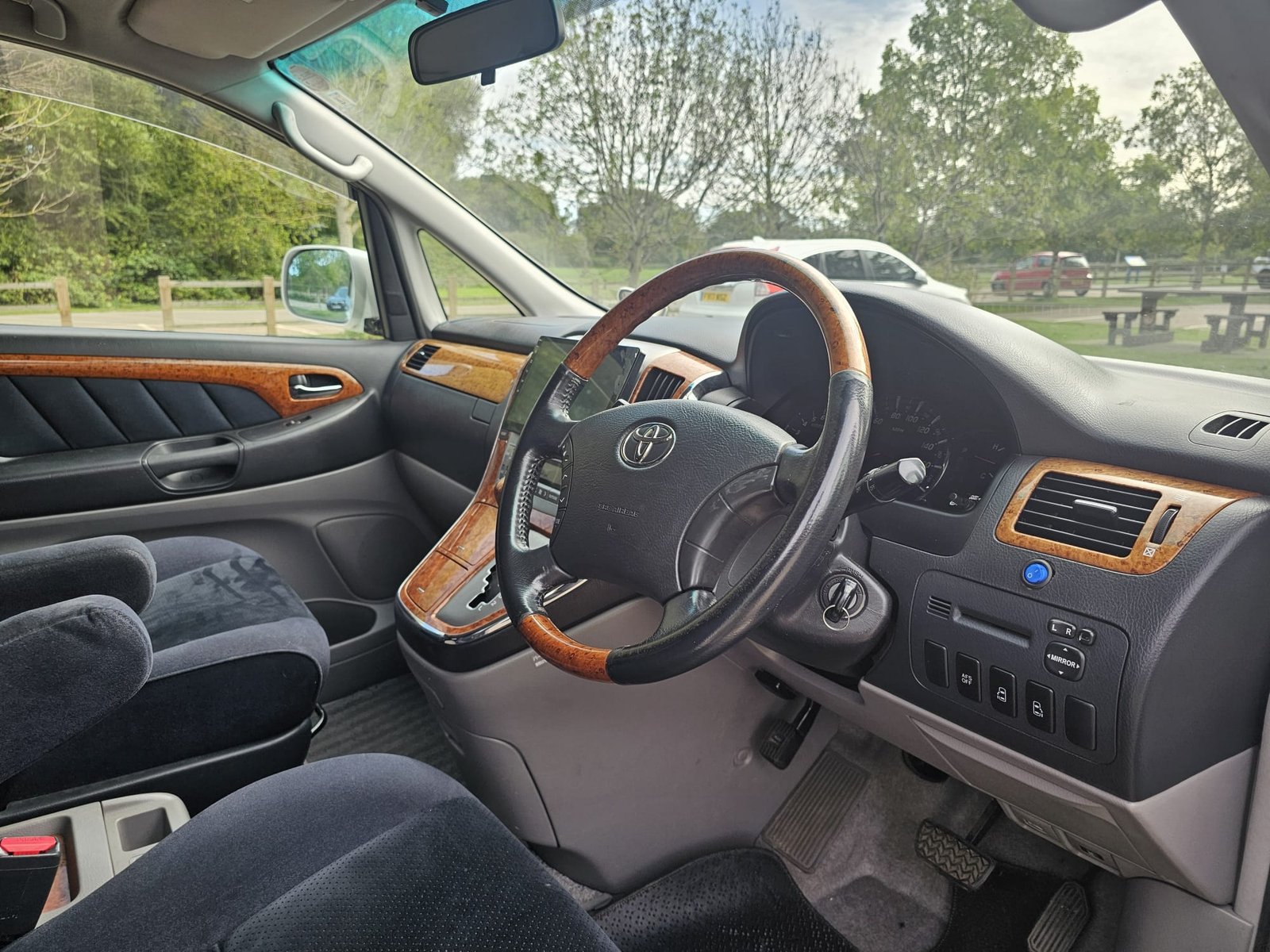 TOYOTA ALPHARD 2.4L Auto CVT 8 Swivle Seater MPV