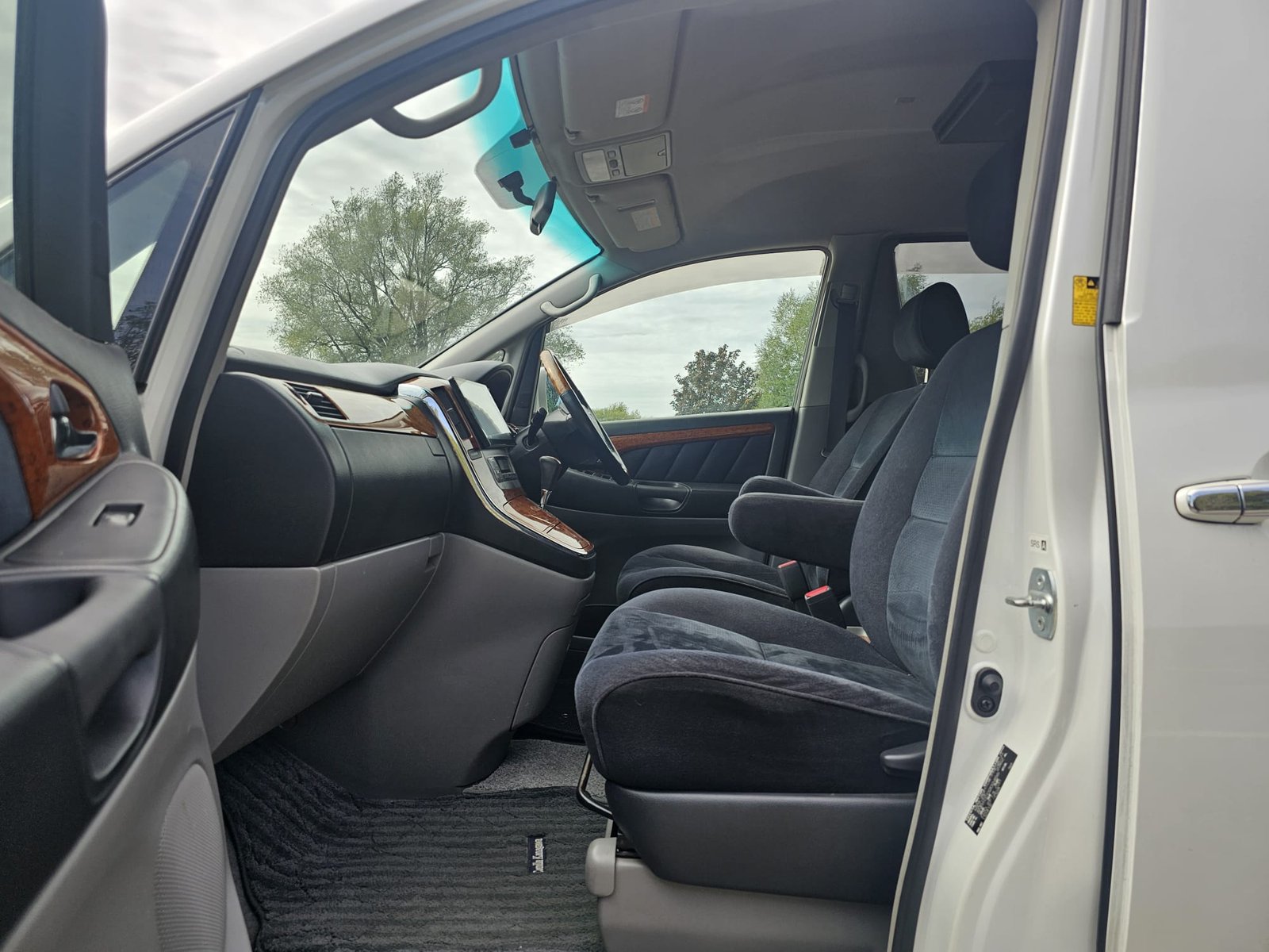 TOYOTA ALPHARD 2.4L Auto CVT 8 Swivle Seater MPV