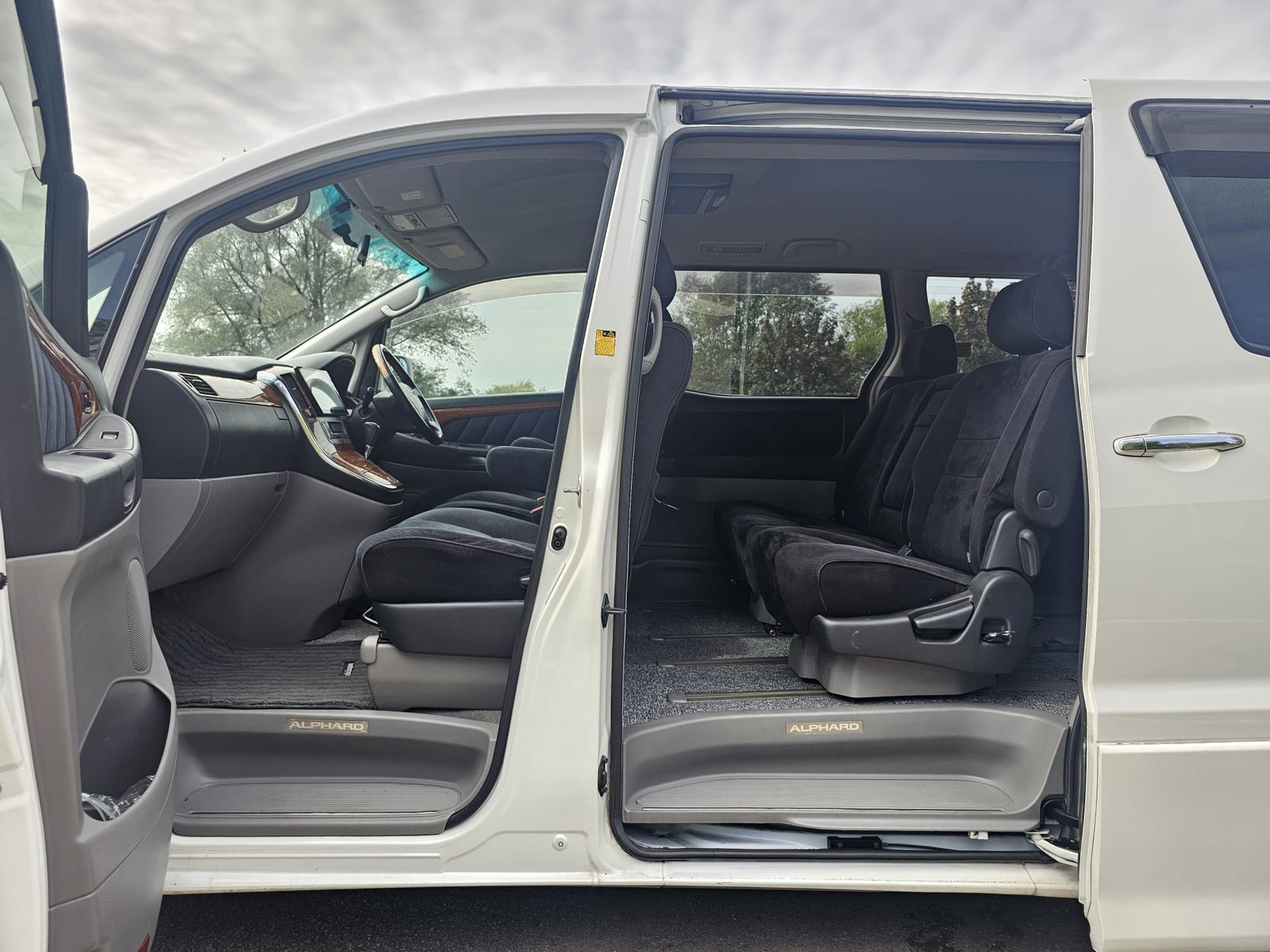 TOYOTA ALPHARD 2.4L Auto CVT 8 Swivle Seater MPV