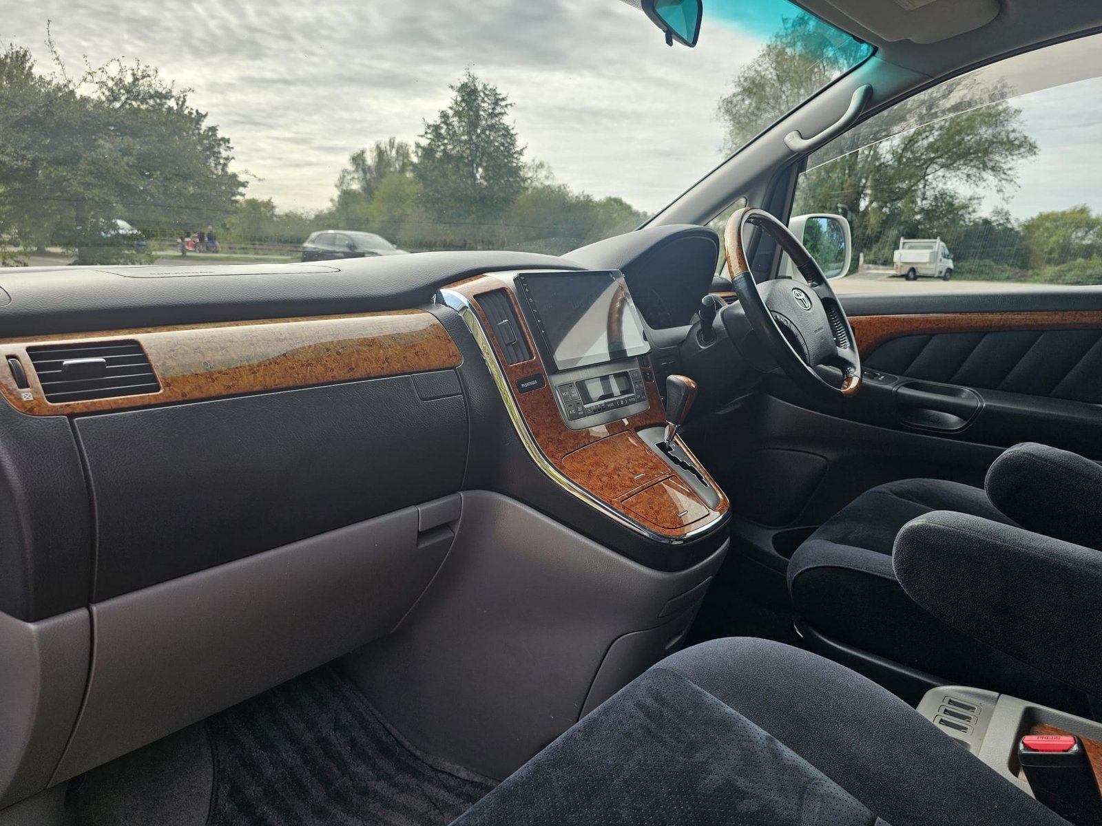 TOYOTA ALPHARD 2.4L Auto CVT 8 Swivle Seater MPV