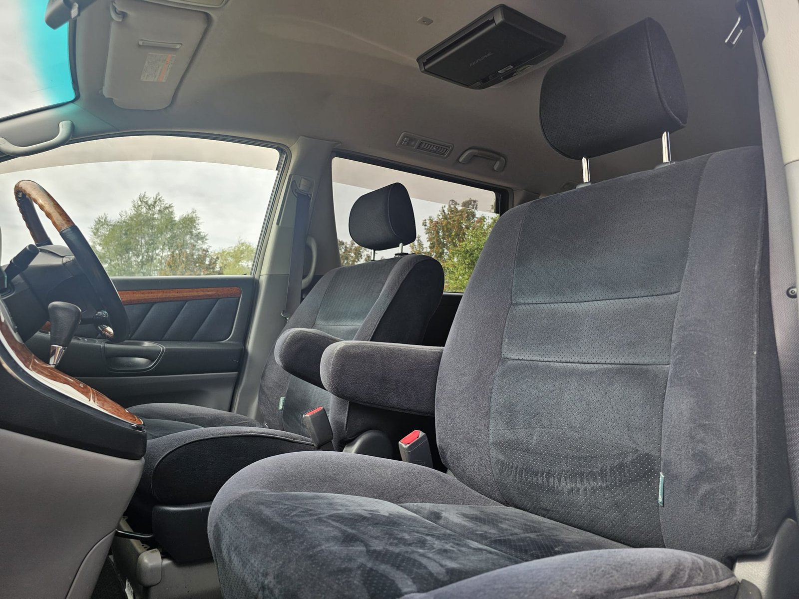 TOYOTA ALPHARD 2.4L Auto CVT 8 Swivle Seater MPV