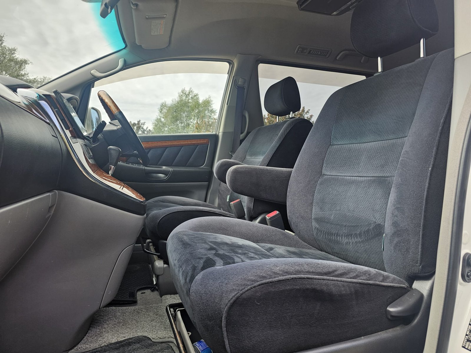 TOYOTA ALPHARD 2.4L Auto CVT 8 Swivle Seater MPV