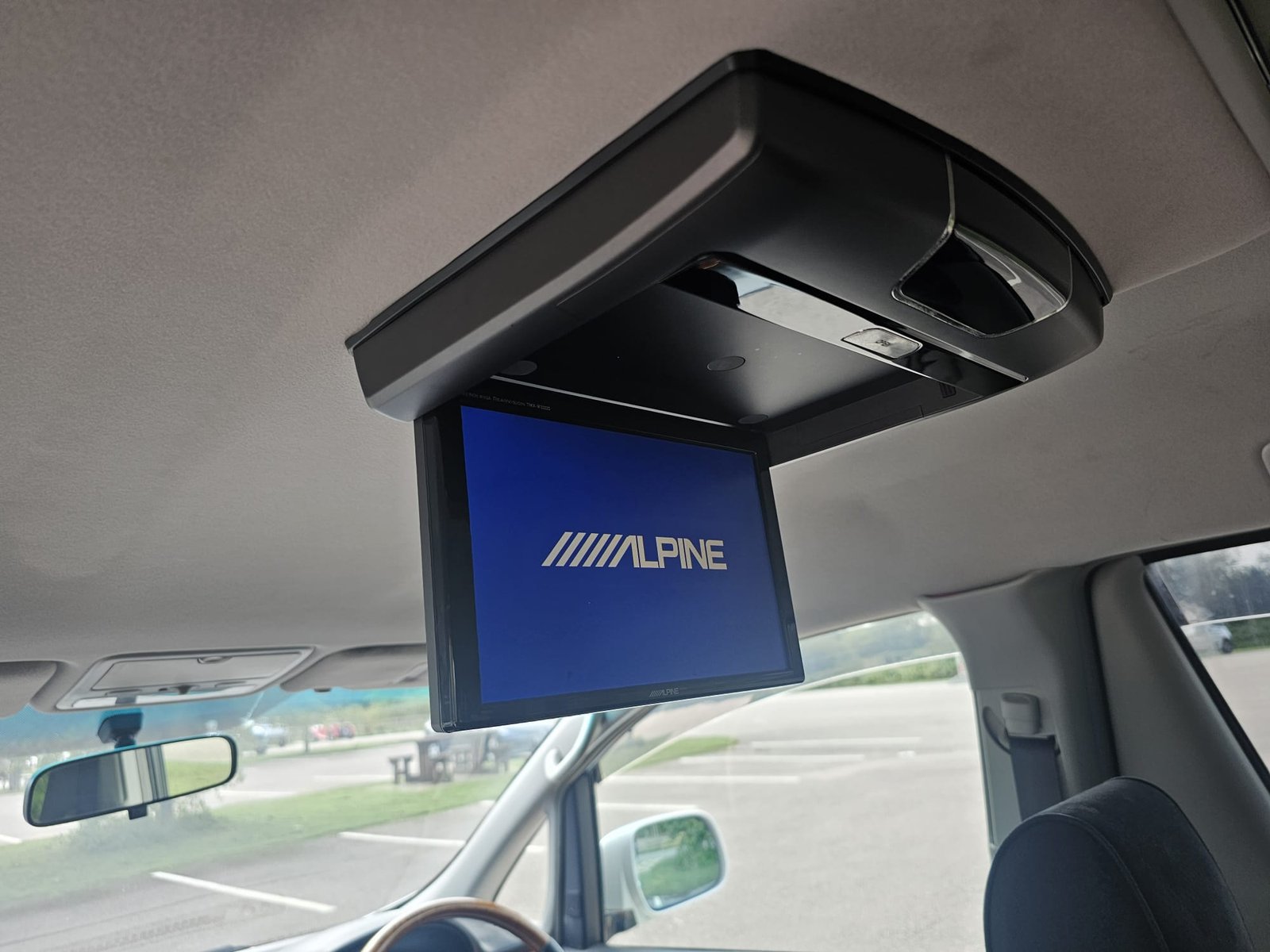 TOYOTA ALPHARD 2.4L Auto CVT 8 Swivle Seater MPV