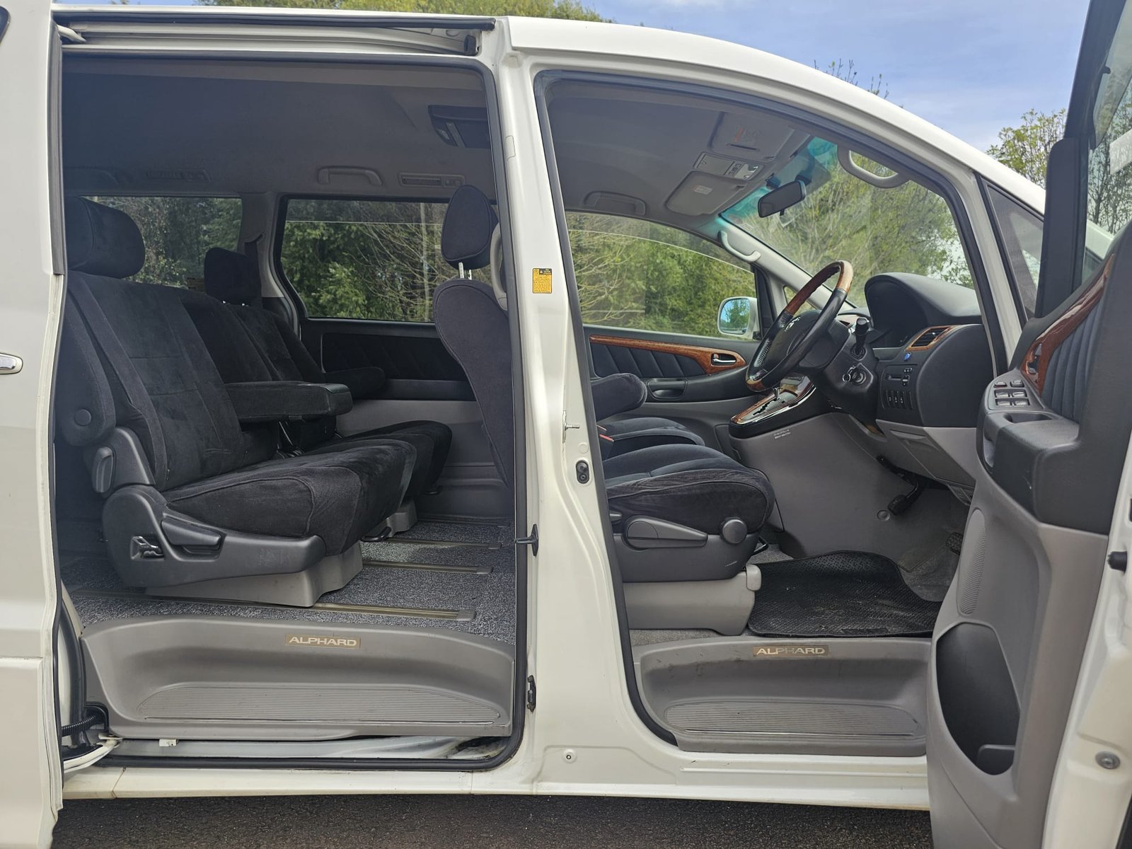 TOYOTA ALPHARD 2.4L Auto CVT 8 Swivle Seater MPV