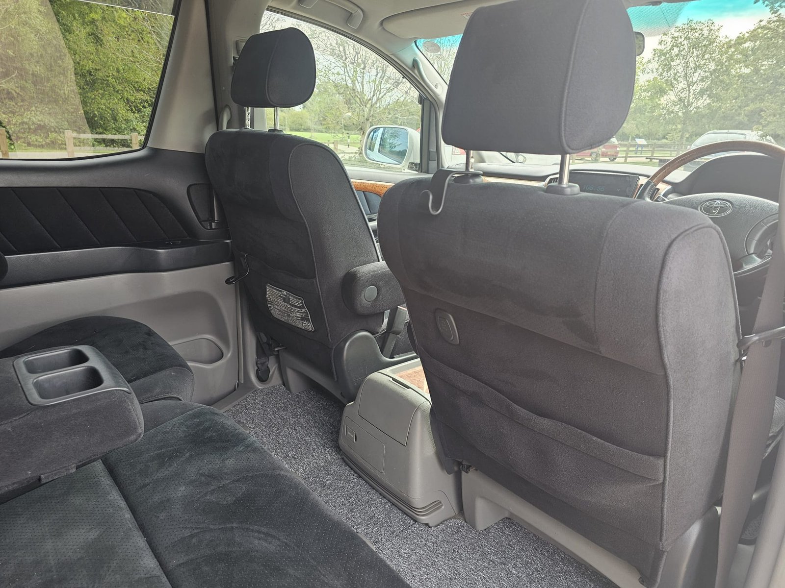 TOYOTA ALPHARD 2.4L Auto CVT 8 Swivle Seater MPV