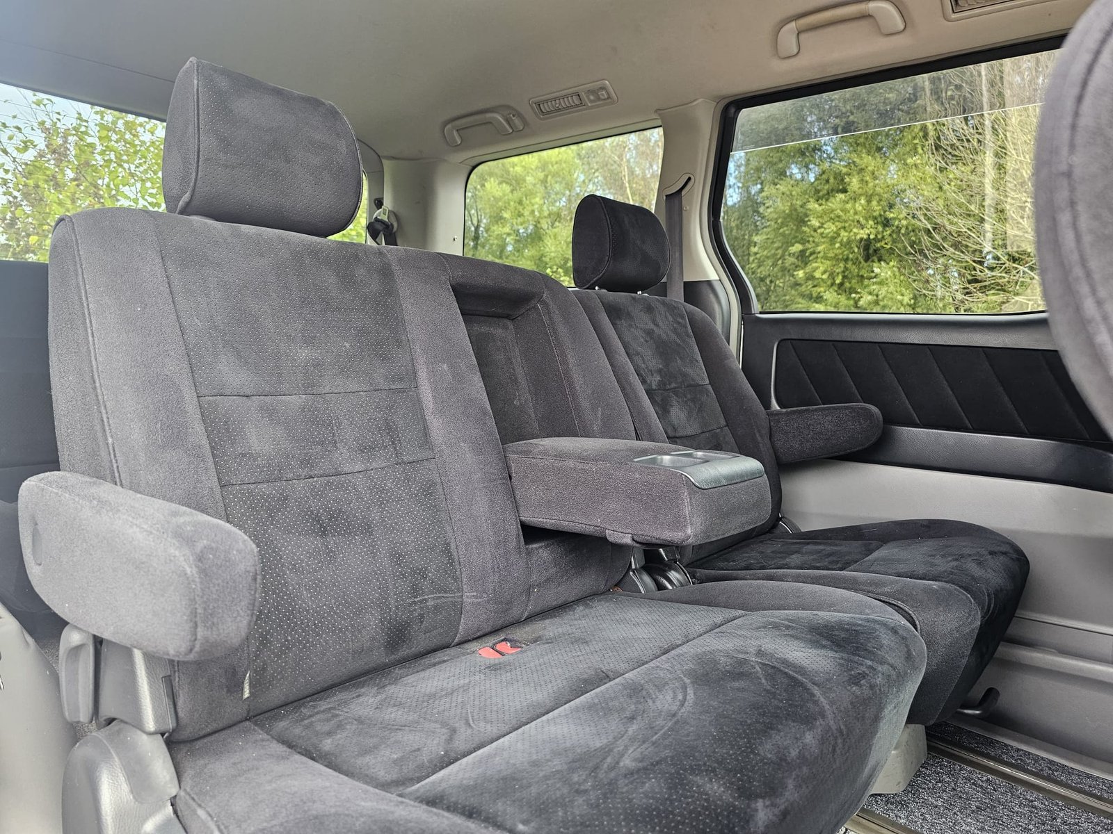 TOYOTA ALPHARD 2.4L Auto CVT 8 Swivle Seater MPV