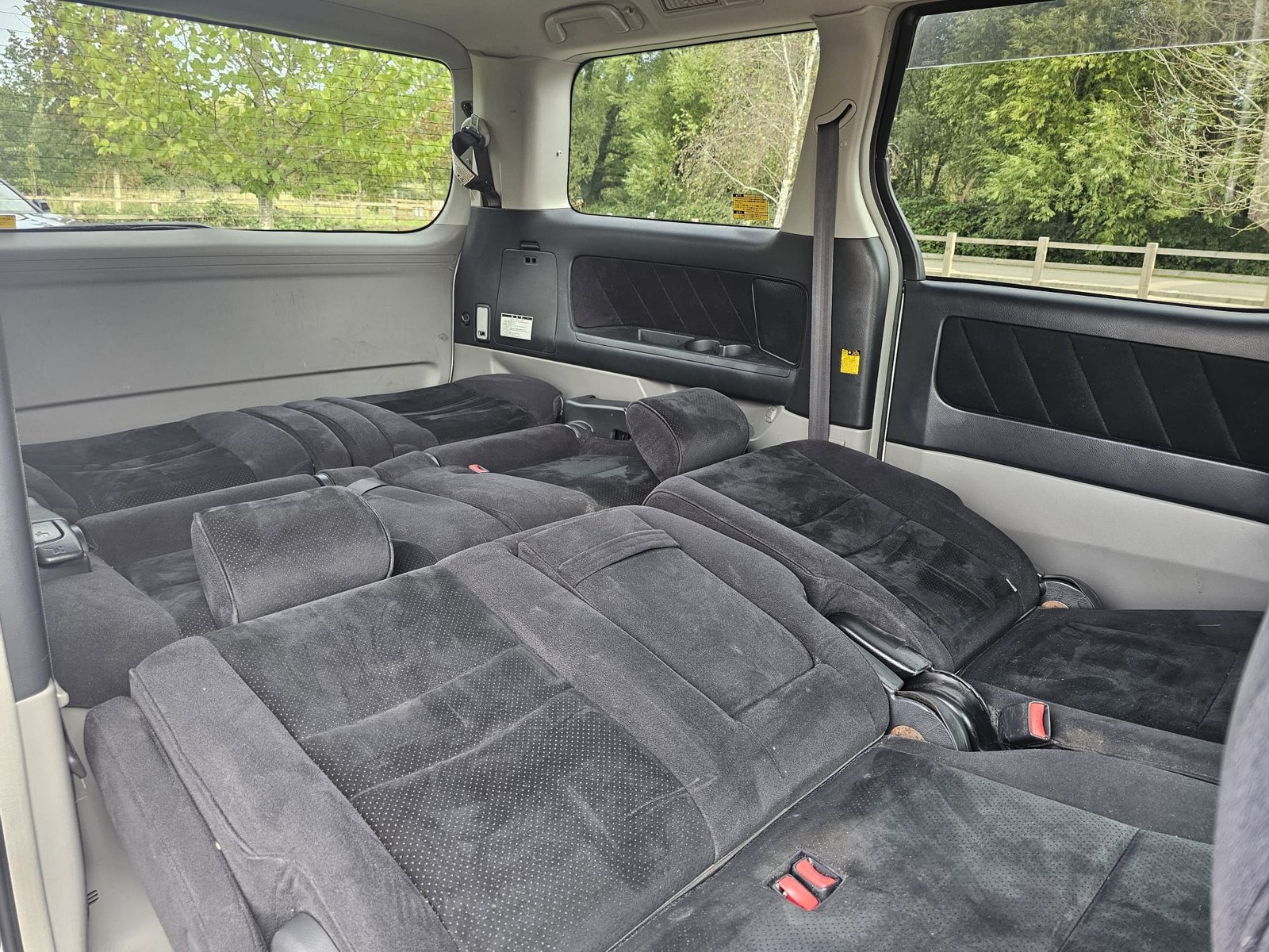 TOYOTA ALPHARD 2.4L Auto CVT 8 Swivle Seater MPV