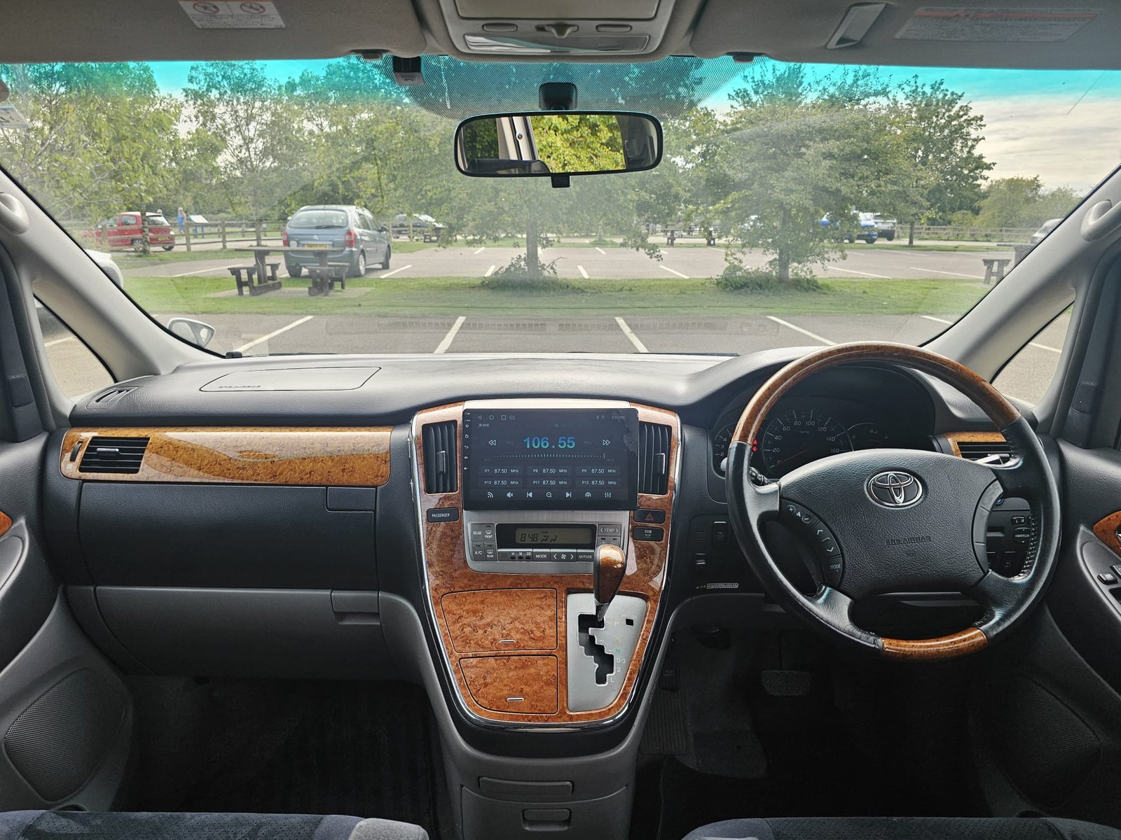 TOYOTA ALPHARD 2.4L Auto CVT 8 Swivle Seater MPV