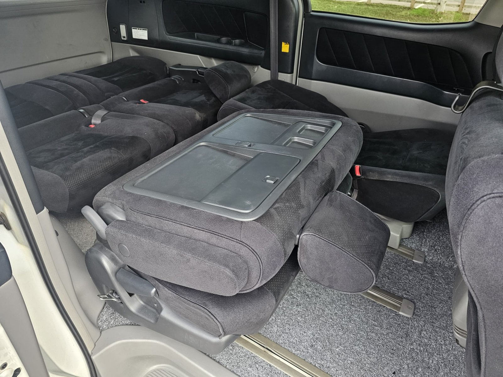 TOYOTA ALPHARD 2.4L Auto CVT 8 Swivle Seater MPV