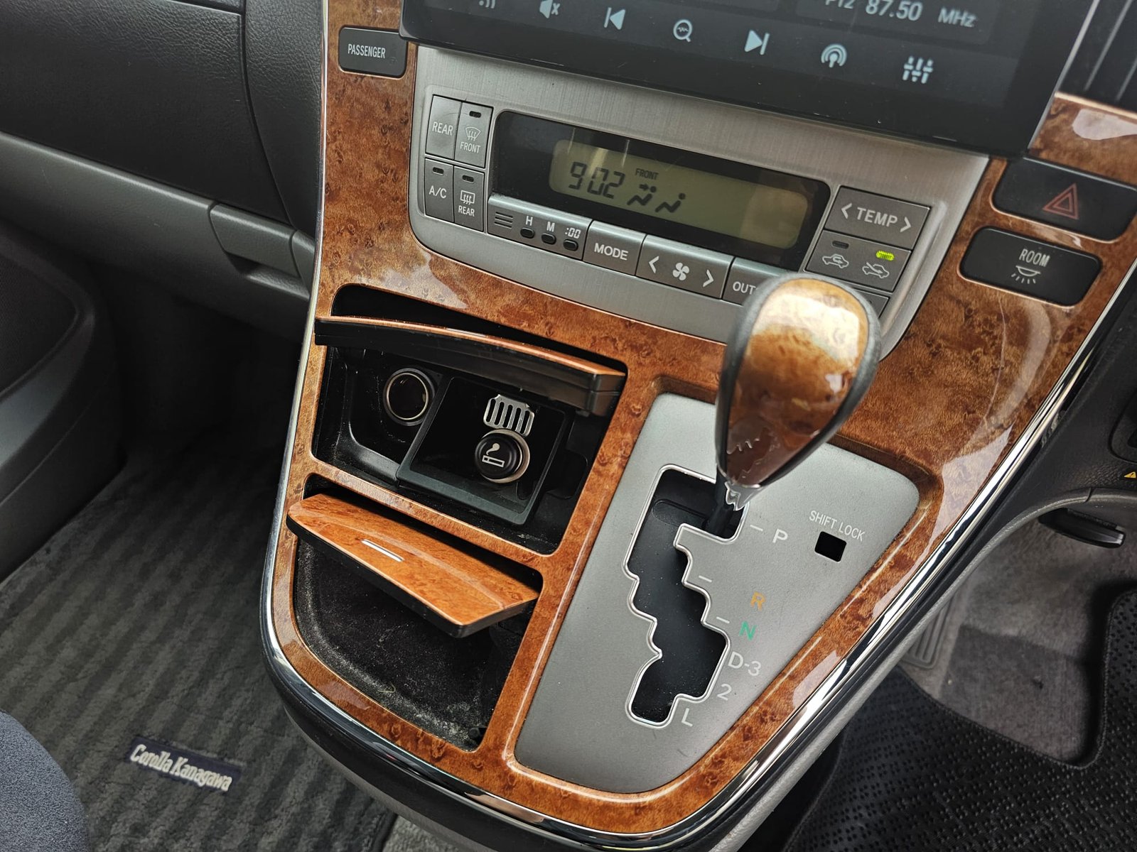 TOYOTA ALPHARD 2.4L Auto CVT 8 Swivle Seater MPV