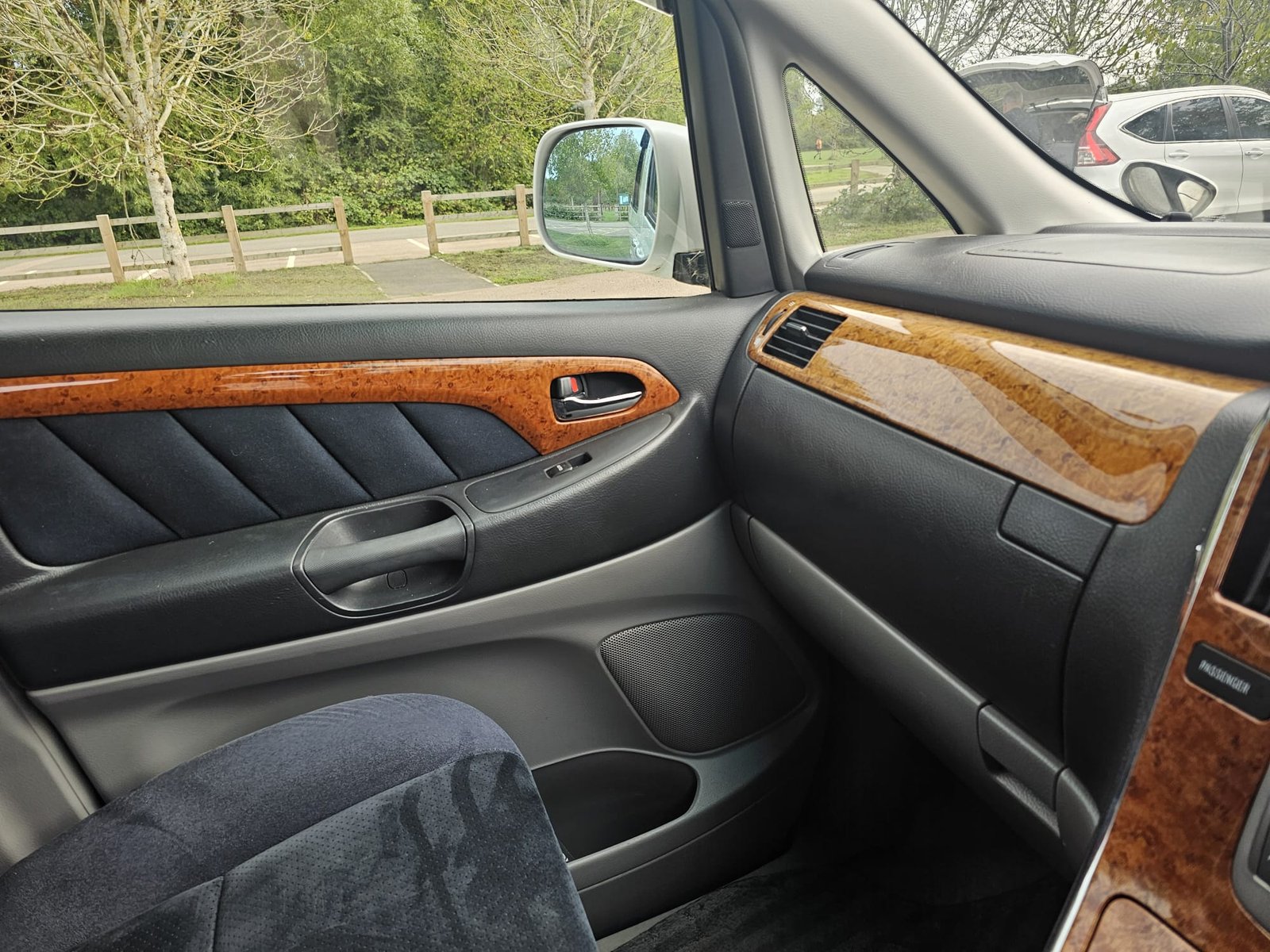 TOYOTA ALPHARD 2.4L Auto CVT 8 Swivle Seater MPV