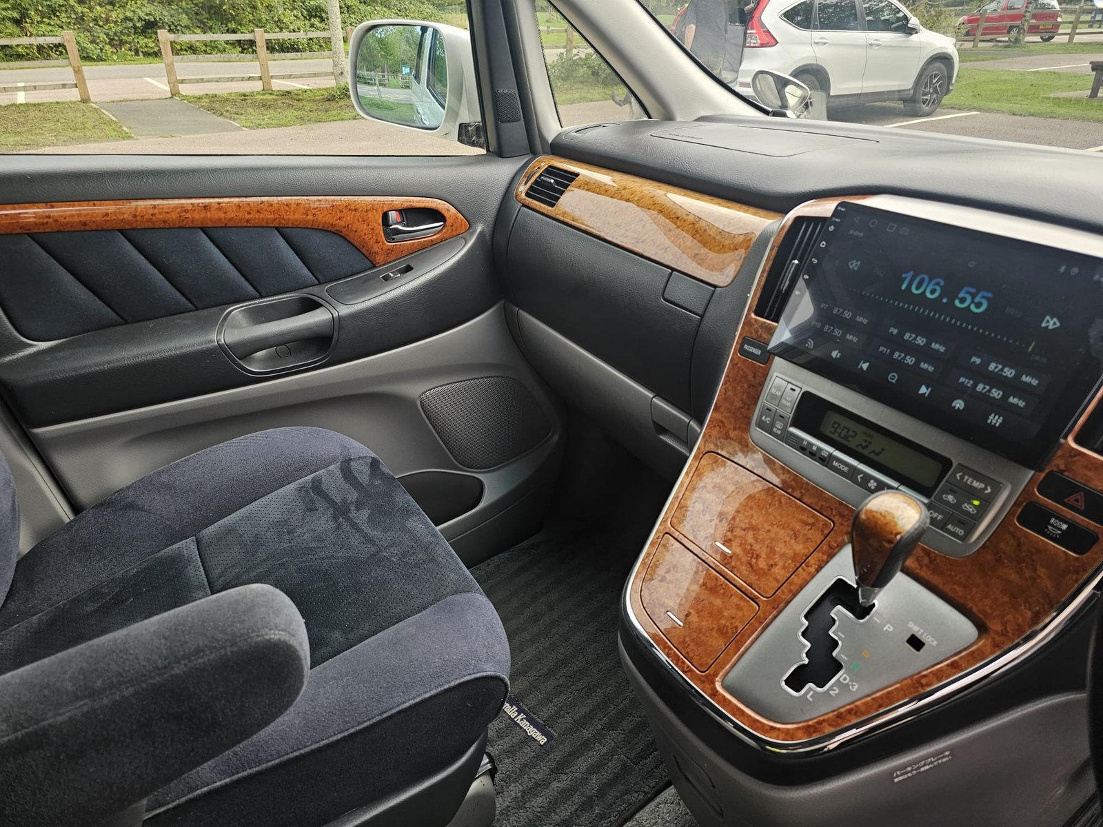 TOYOTA ALPHARD 2.4L Auto CVT 8 Swivle Seater MPV