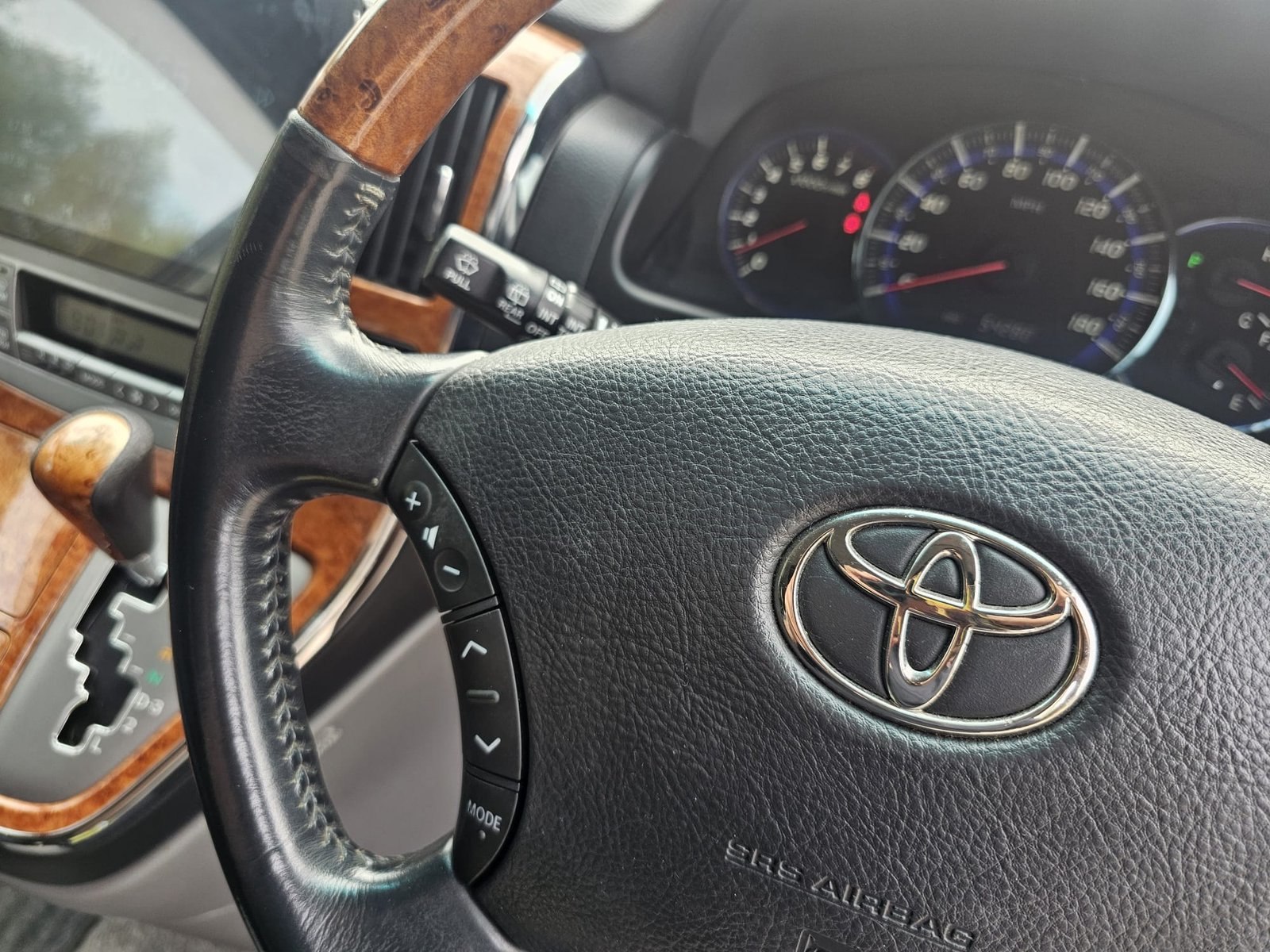 TOYOTA ALPHARD 2.4L Auto CVT 8 Swivle Seater MPV