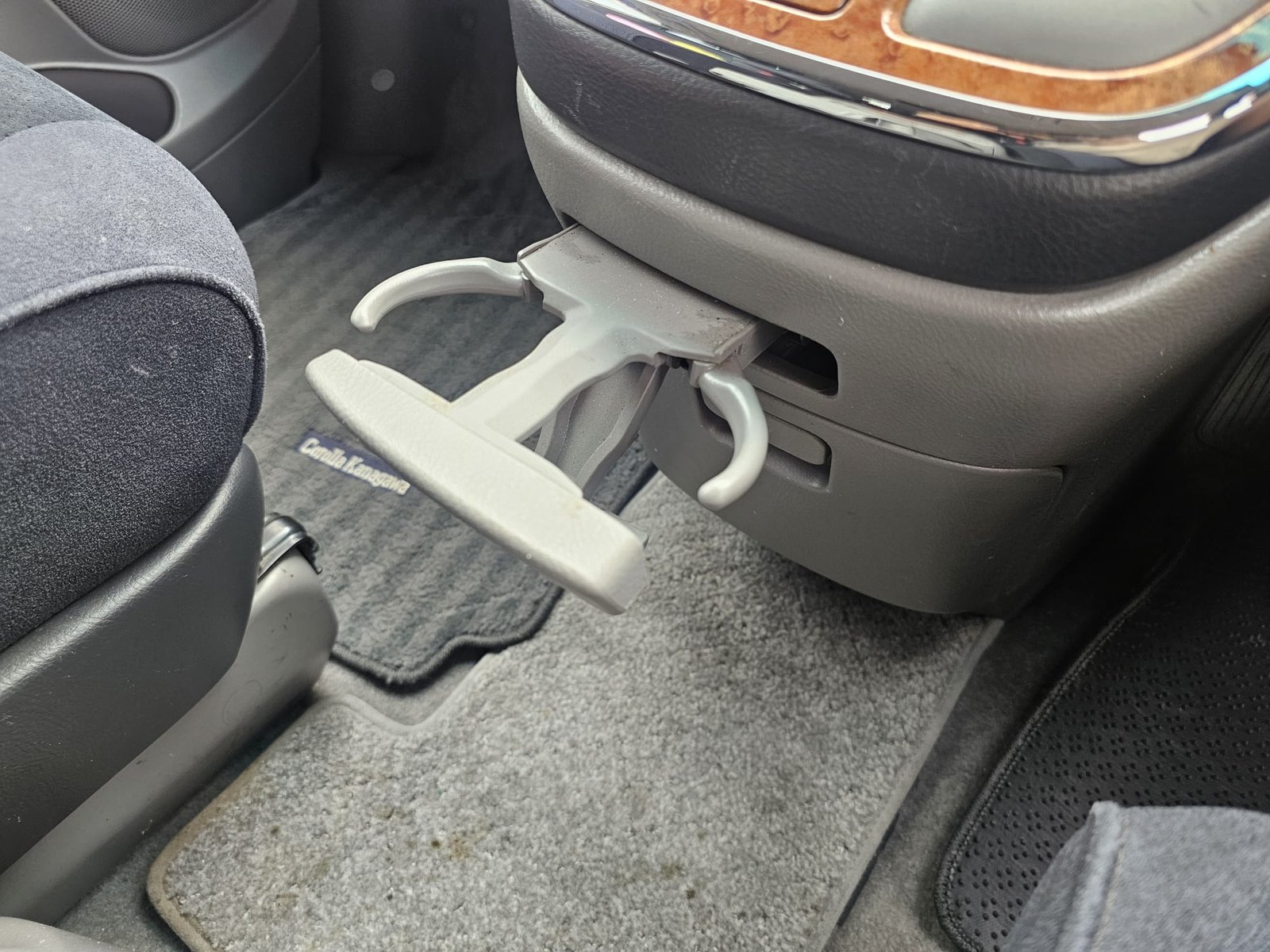 TOYOTA ALPHARD 2.4L Auto CVT 8 Swivle Seater MPV