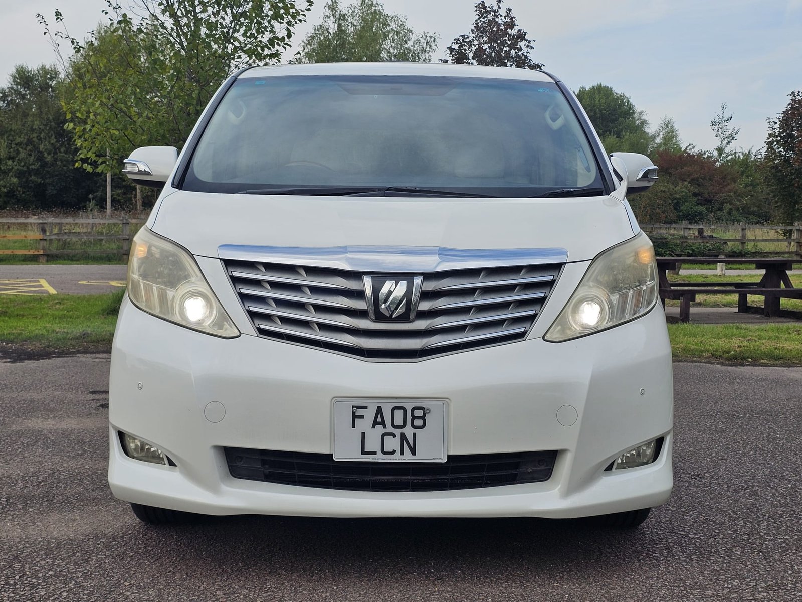 TOYOTA ALPHARD 2.4 Auto 7 Speed CVT Double Sunroof 8 Seater MPV