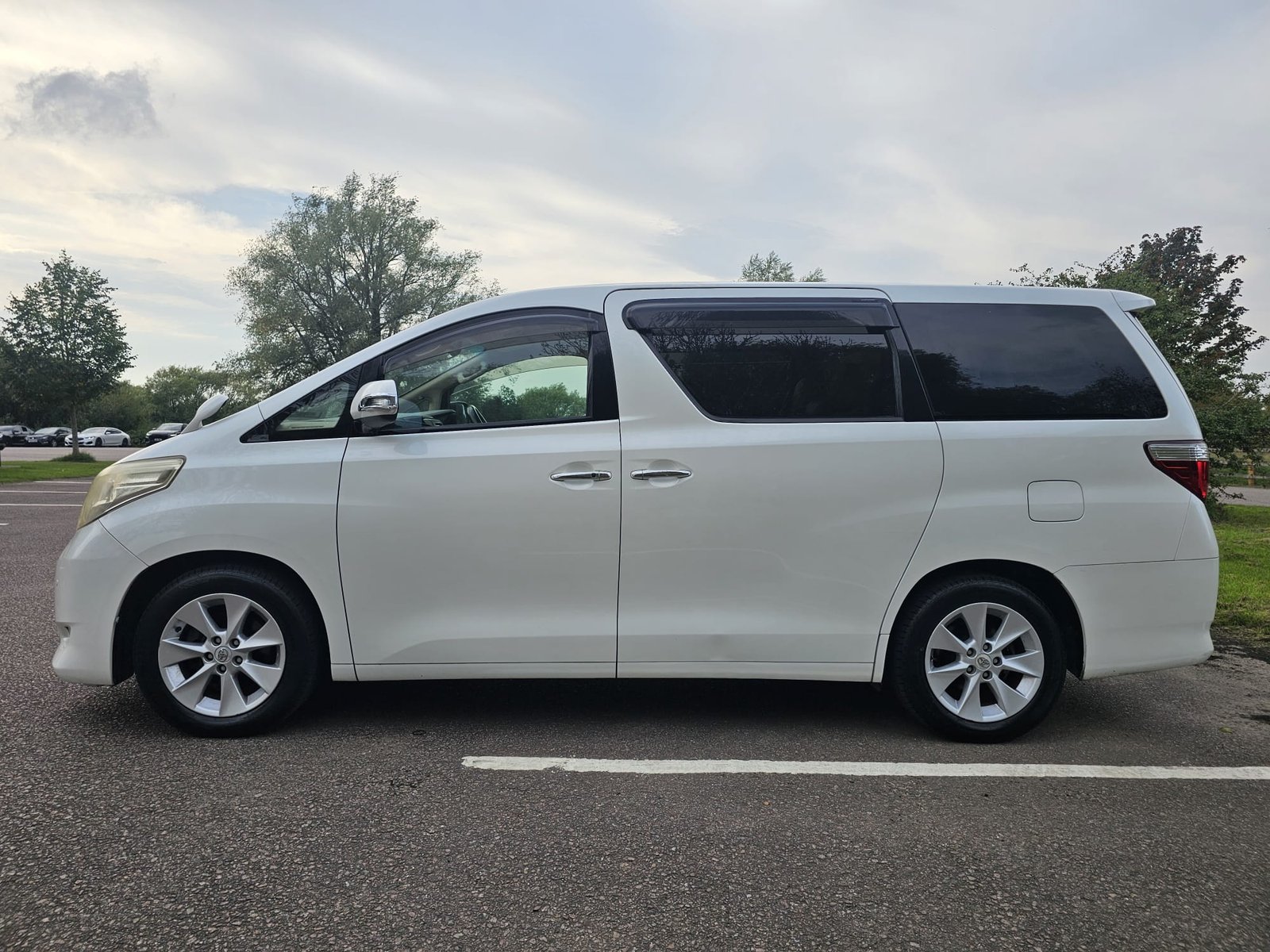 TOYOTA ALPHARD 2.4 Auto 7 Speed CVT Double Sunroof 8 Seater MPV