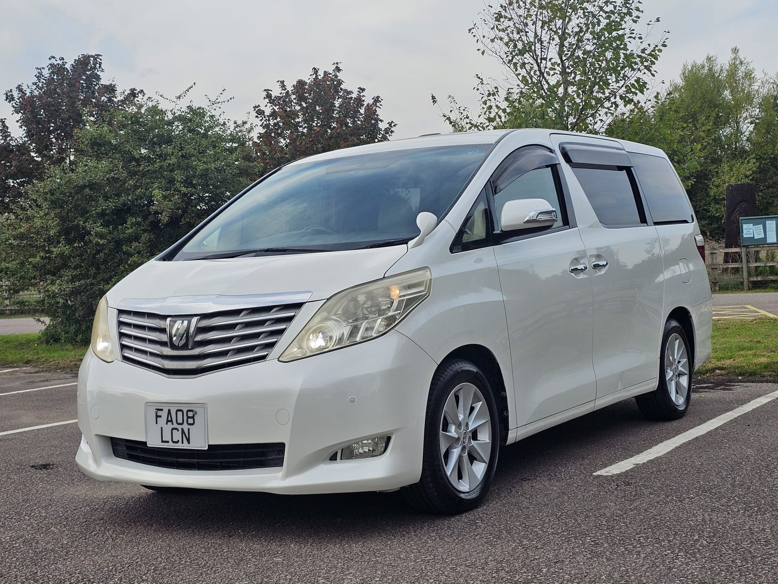 TOYOTA ALPHARD 2.4 Auto 7 Speed CVT Double Sunroof 8 Seater MPV