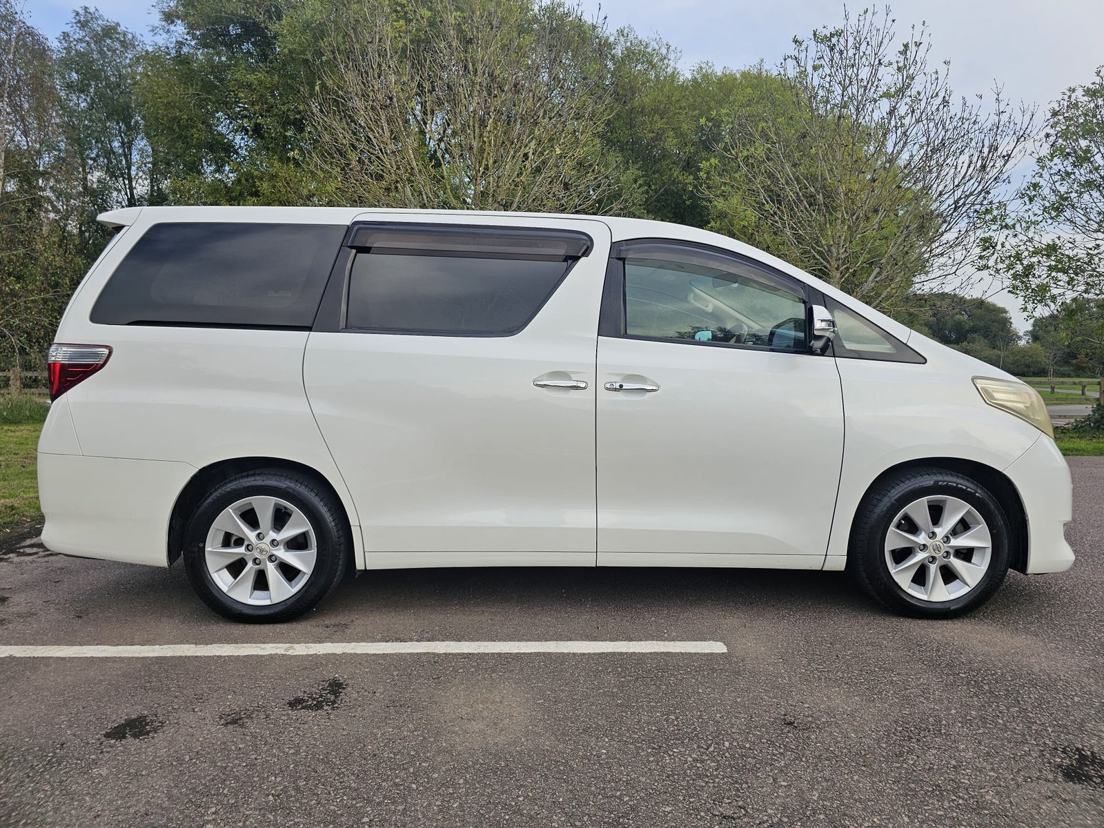 TOYOTA ALPHARD 2.4 Auto 7 Speed CVT Double Sunroof 8 Seater MPV