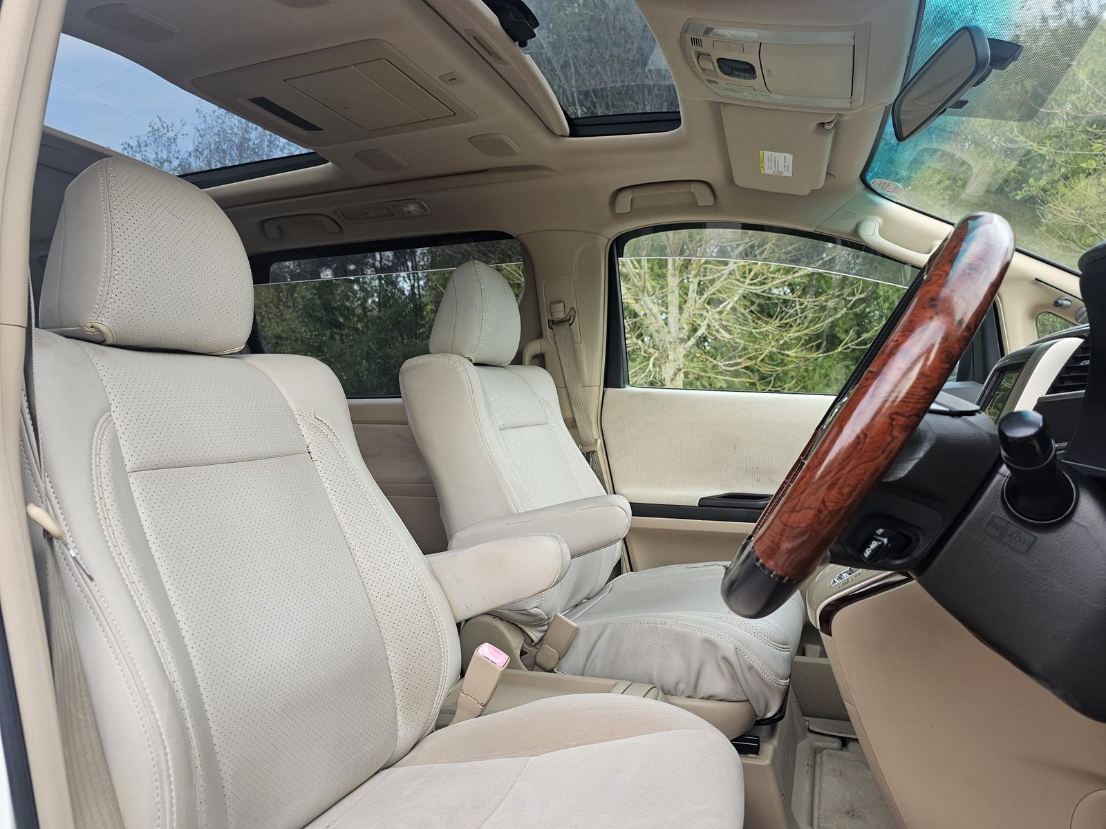 TOYOTA ALPHARD 2.4 Auto 7 Speed CVT Double Sunroof 8 Seater MPV